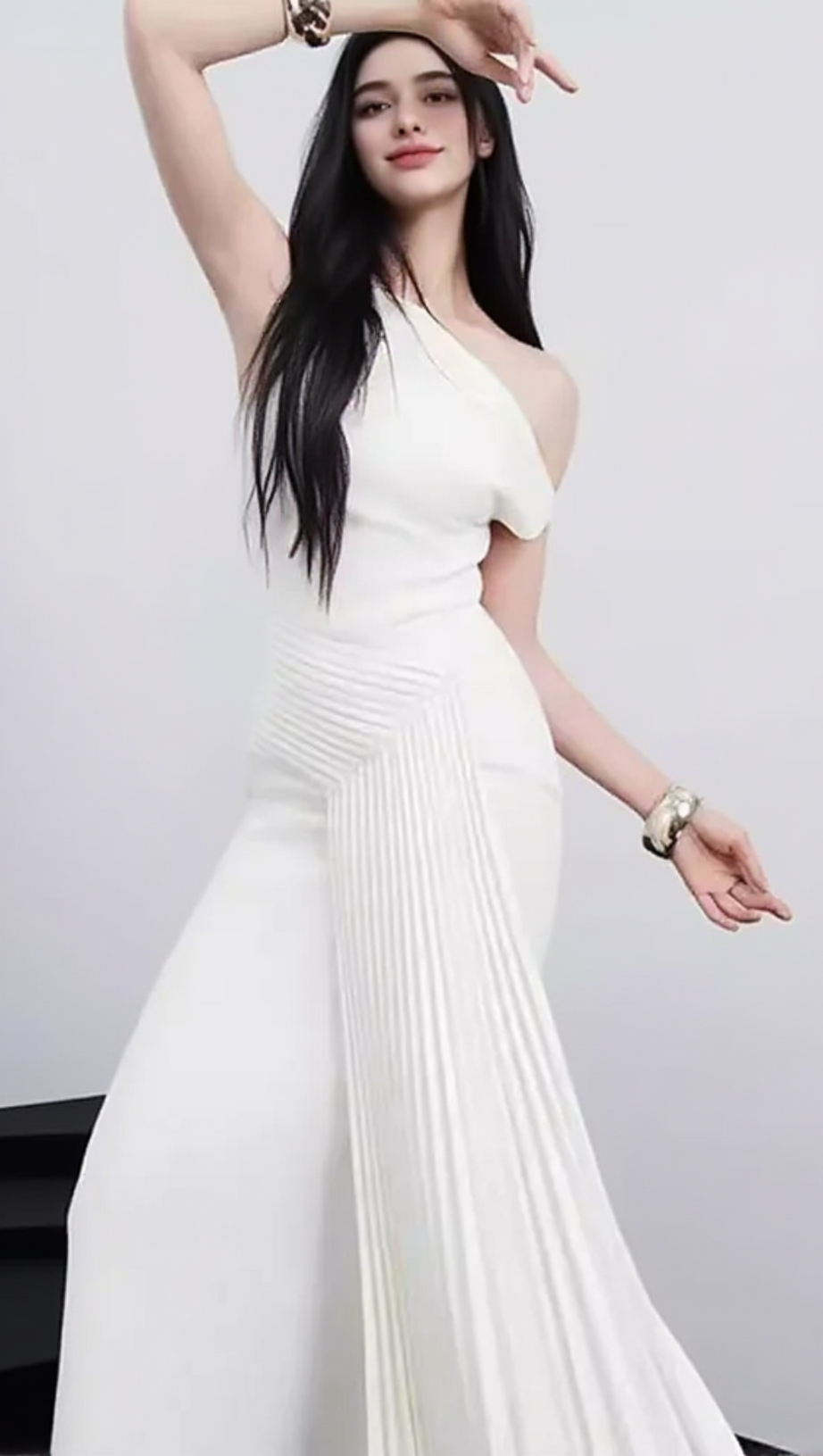 Elfenbeincremefarbenes, gerüschtes, drapiertes, asymmetrisches Maxikleid