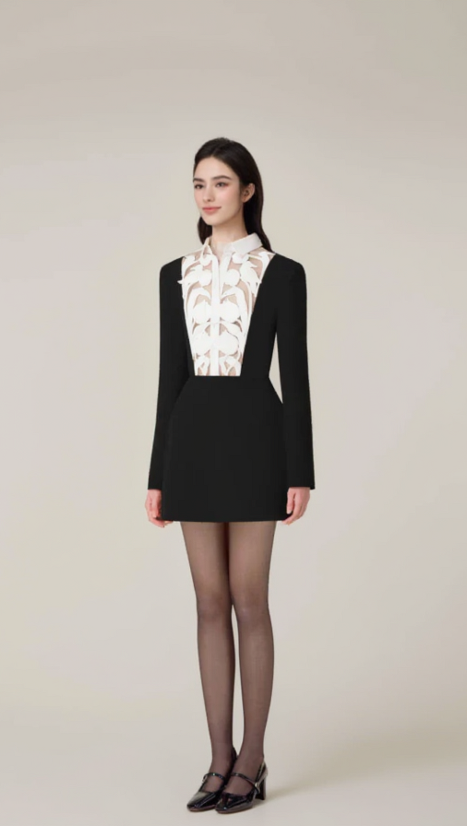 Ausgehöhltes A-Linien-Minikleid in Schwarz