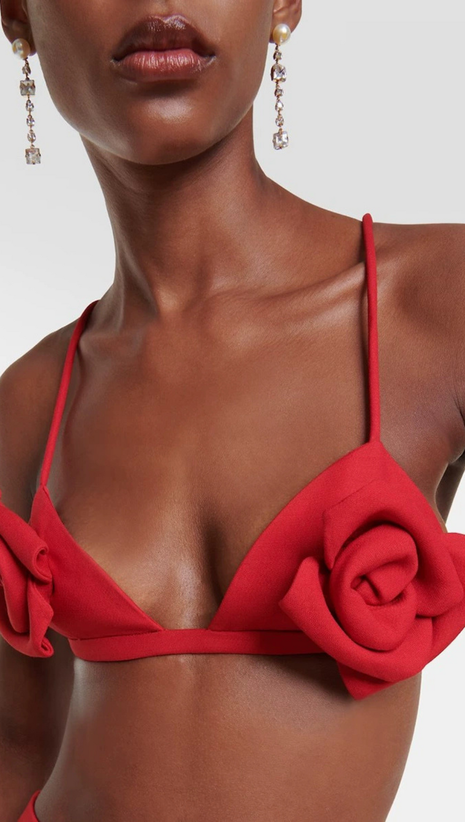 ARIELLE ROTES TOP MIT ROSENVERZIERUNG