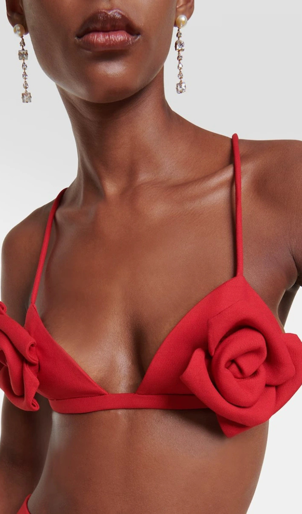 ARIELLE ROTES TOP MIT ROSENVERZIERUNG