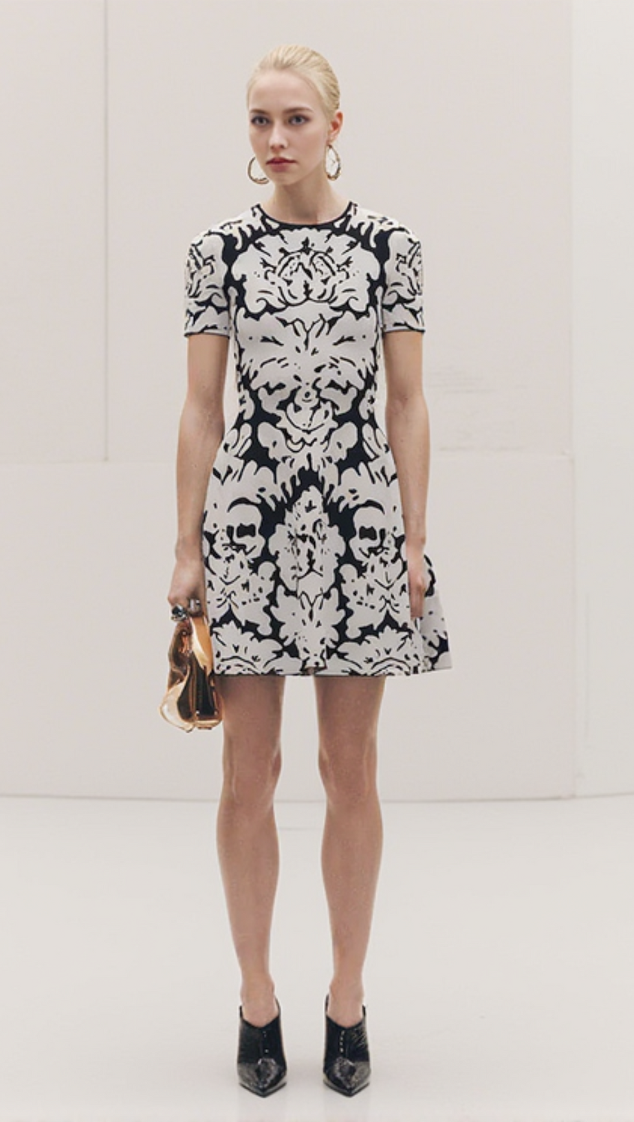 MINIKLEID AUS STRETCH-STRICK MIT BLUMENMUSTER