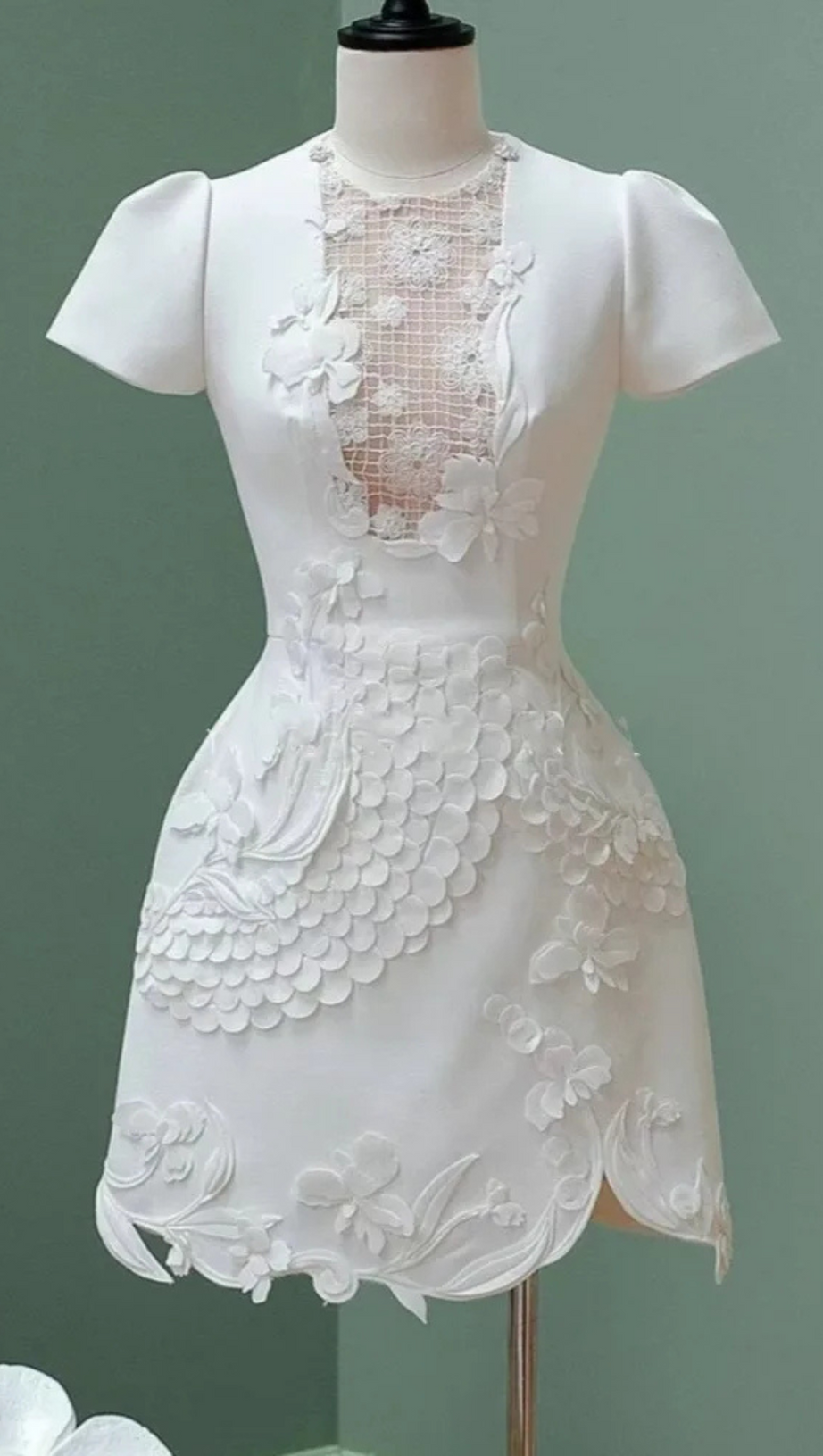 VALERIE MINIKLEID MIT 3D-BLUMENSTICKEREI IN WEISS