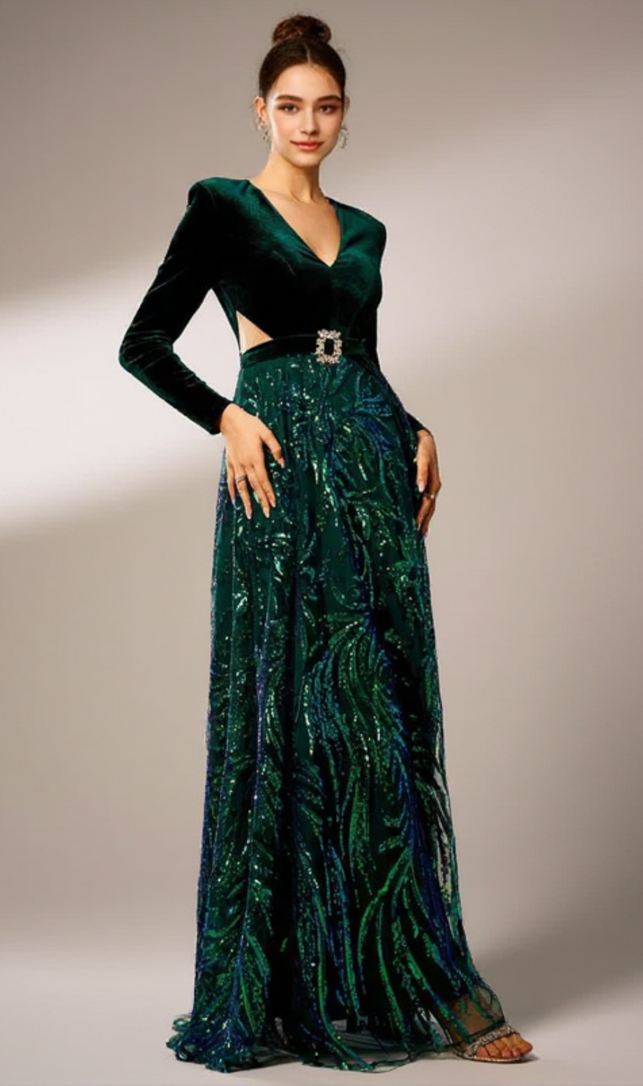 abito lungo verde con spacco profondo e maniche lunghe in paillettes