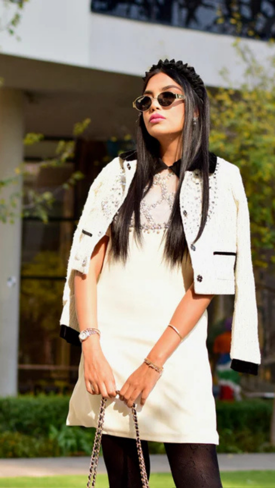 DRESS WITH CONTRASTING COLLAR AND JEWELRY DETAILS