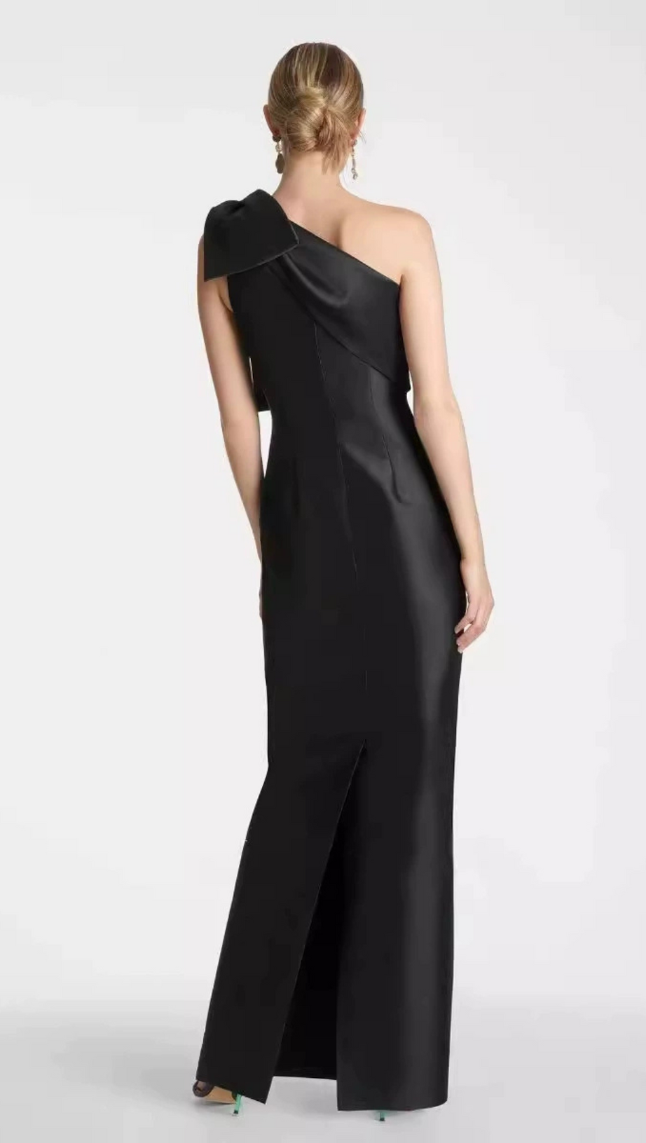 ONE-SHOULDER BOW MAXI DRESS IN BLACK – AIIZIE
