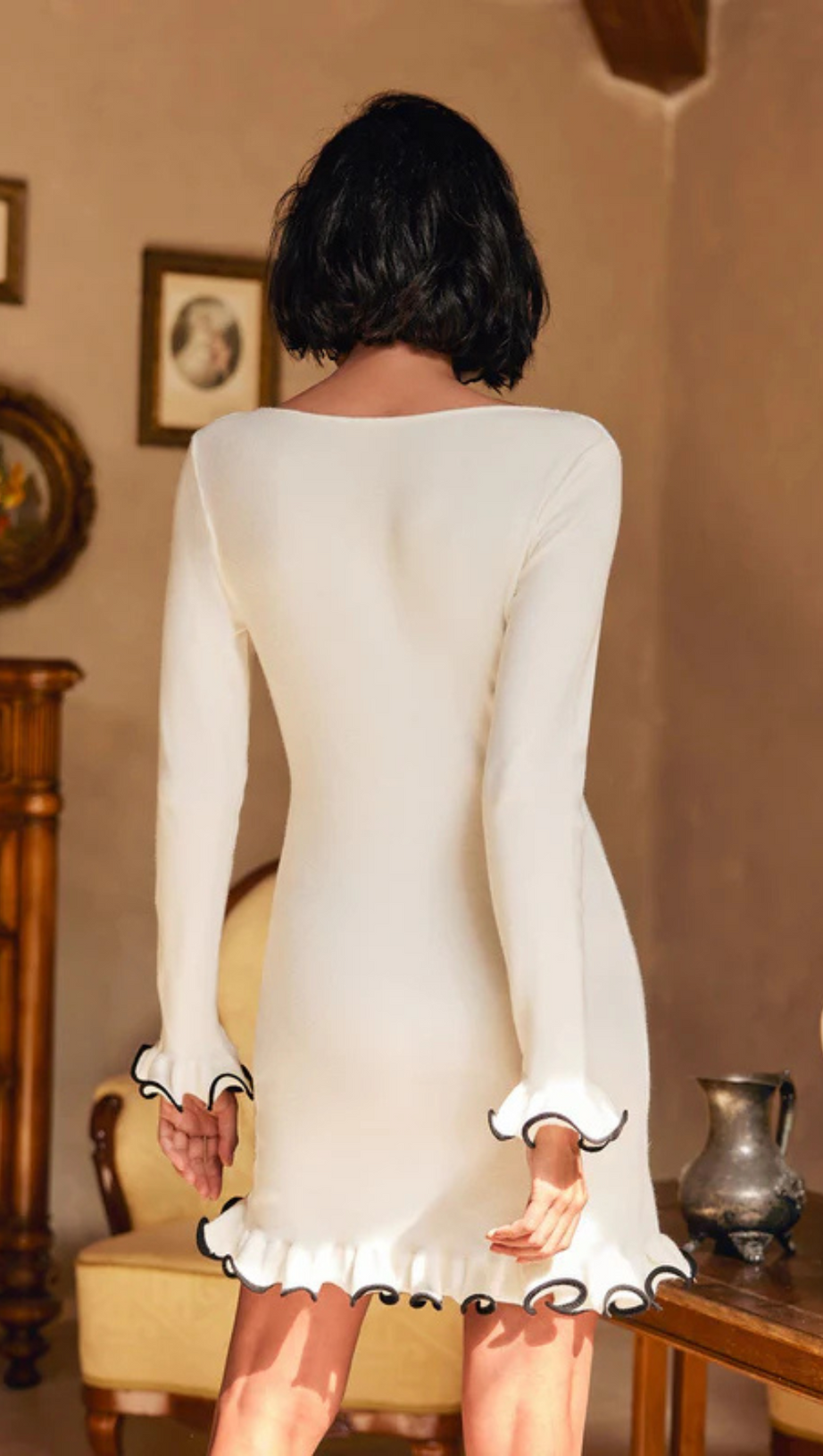 TIONNE LANGÄRMELIGES MINIKLEID AUS STRICK MIT RÜSCHEN IN WEISS