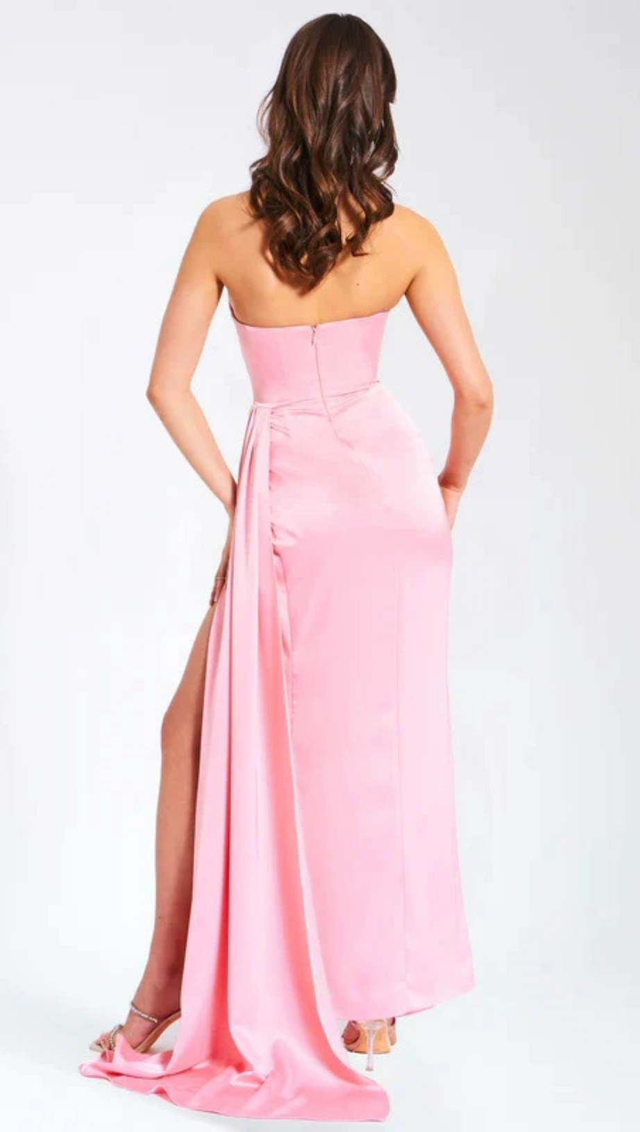 ROSA SATINKLEID MIT HOHEM SCHLITZ UND KRISTALLVERZIERUNG