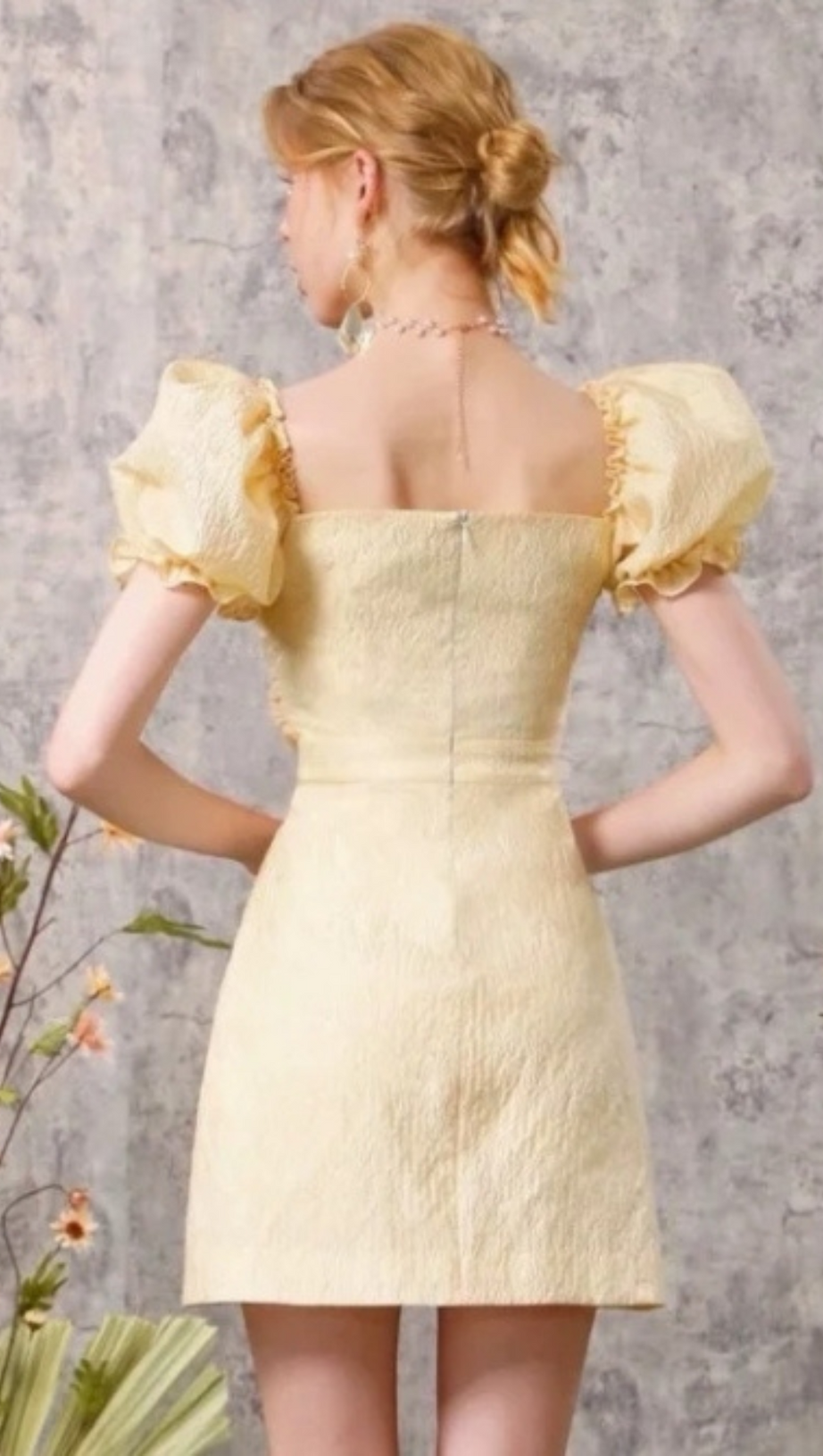 GELBES MINIKLEID MIT SCHLEIFE