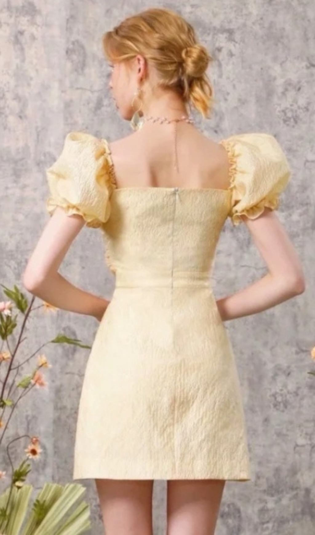 GELBES MINIKLEID MIT SCHLEIFE