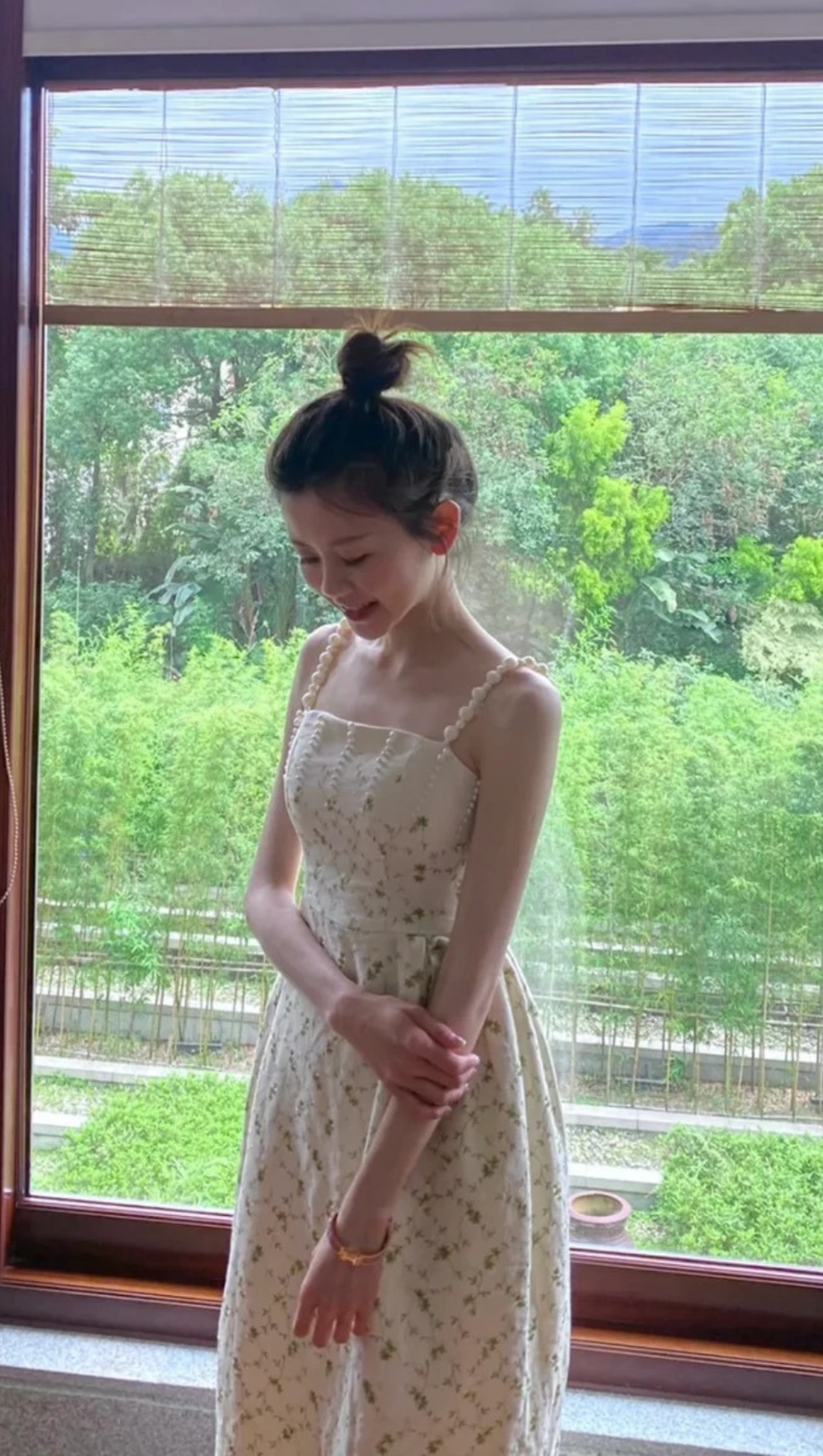 GRÜNES MIDIKLEID MIT PERLTRÄGERN UND DRUCK