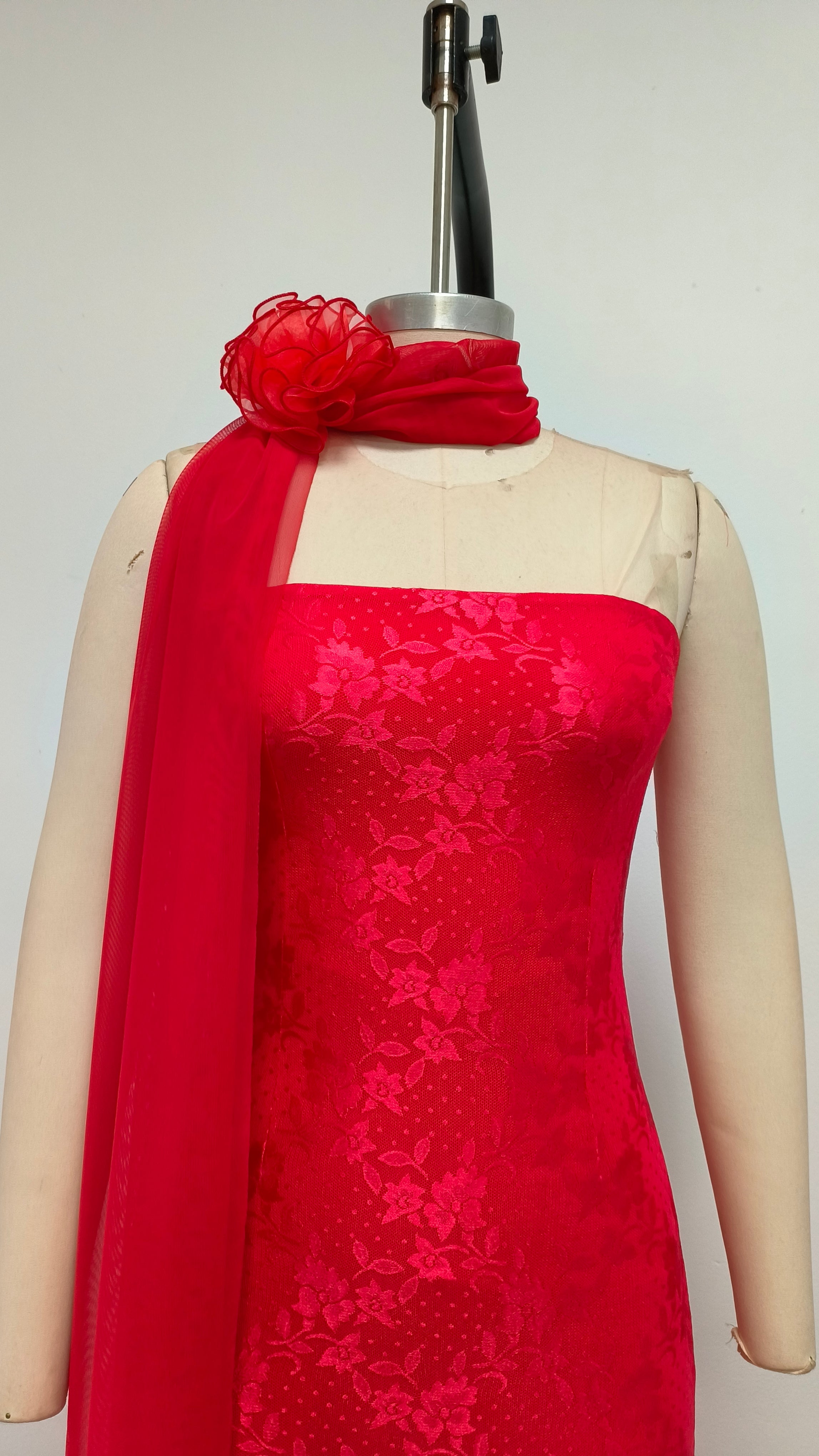 Rotes trägerloses Maxikleid