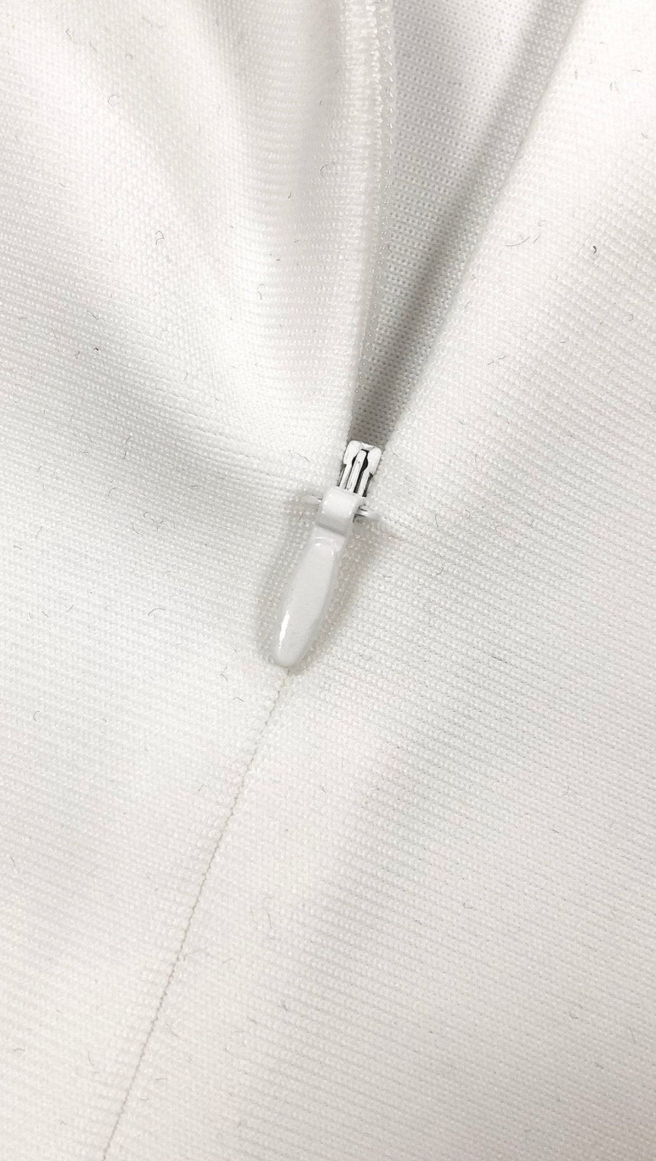 Schulterfreies, figurbetontes Maxikleid mit Perlenverzierung in Weiß