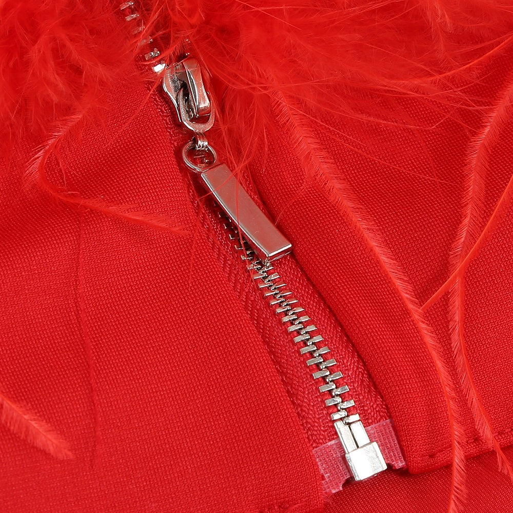 Rotes Kleid mit schulterfreiem Federeinsatz 
