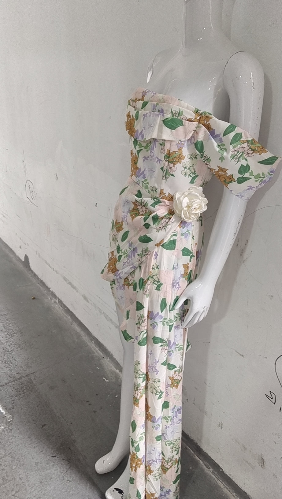 Asymmetrisches Minikleid mit Blumenmuster und schulterfreiem Schnitt