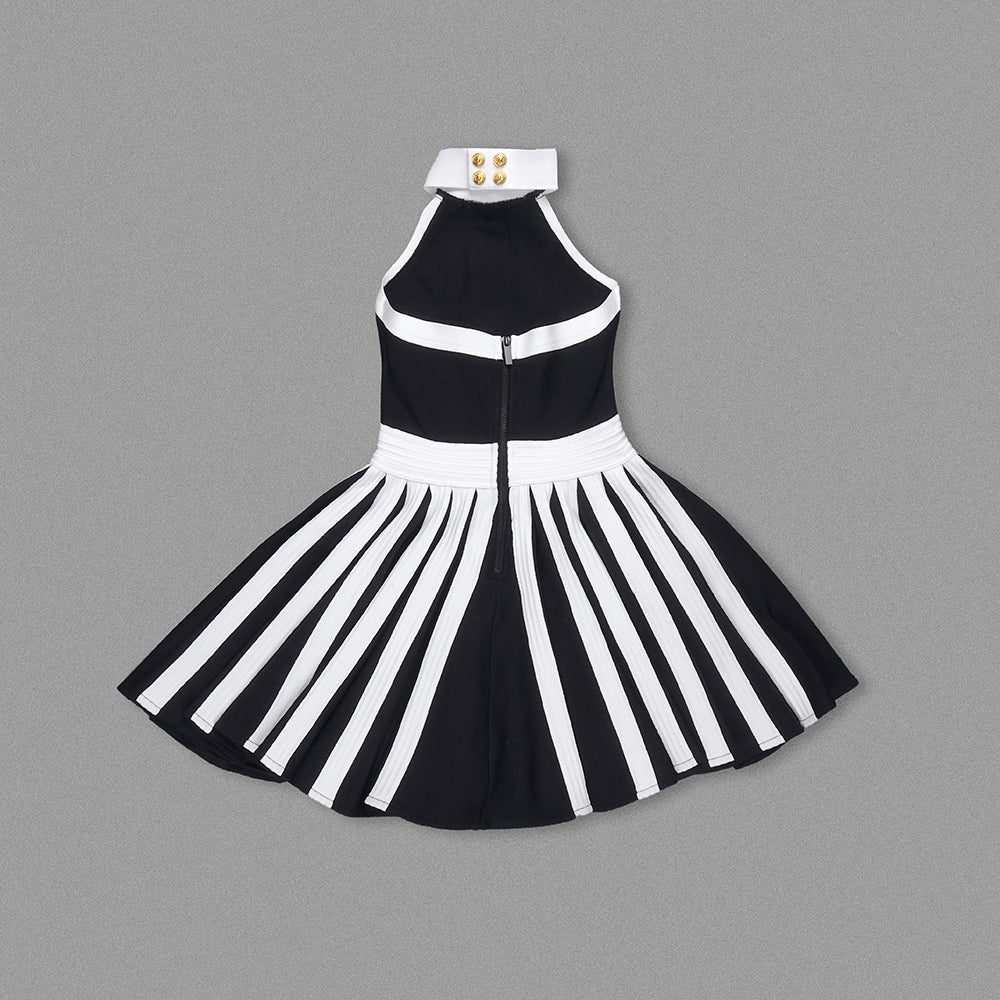 MINIKLEID AUS PLISSIERTEM STRICK MIT BLUMENAPPLIKATIONEN