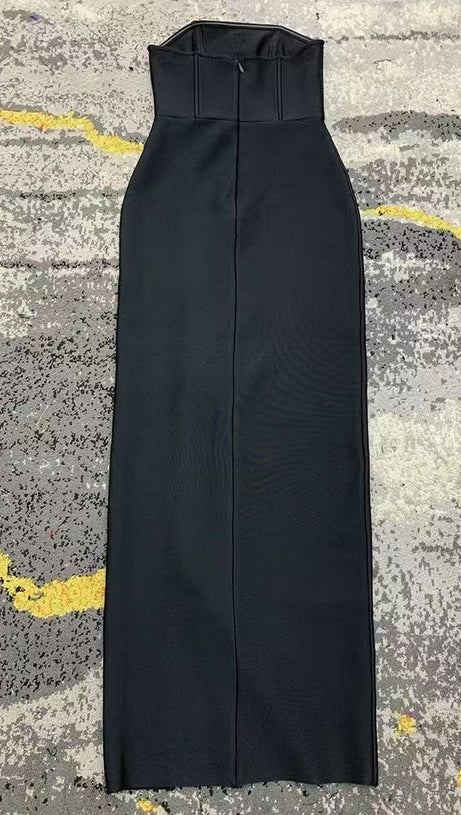 TRÄGERLOSES MAXIKLEID MIT KRISTALLDETAILS IN SCHWARZ
