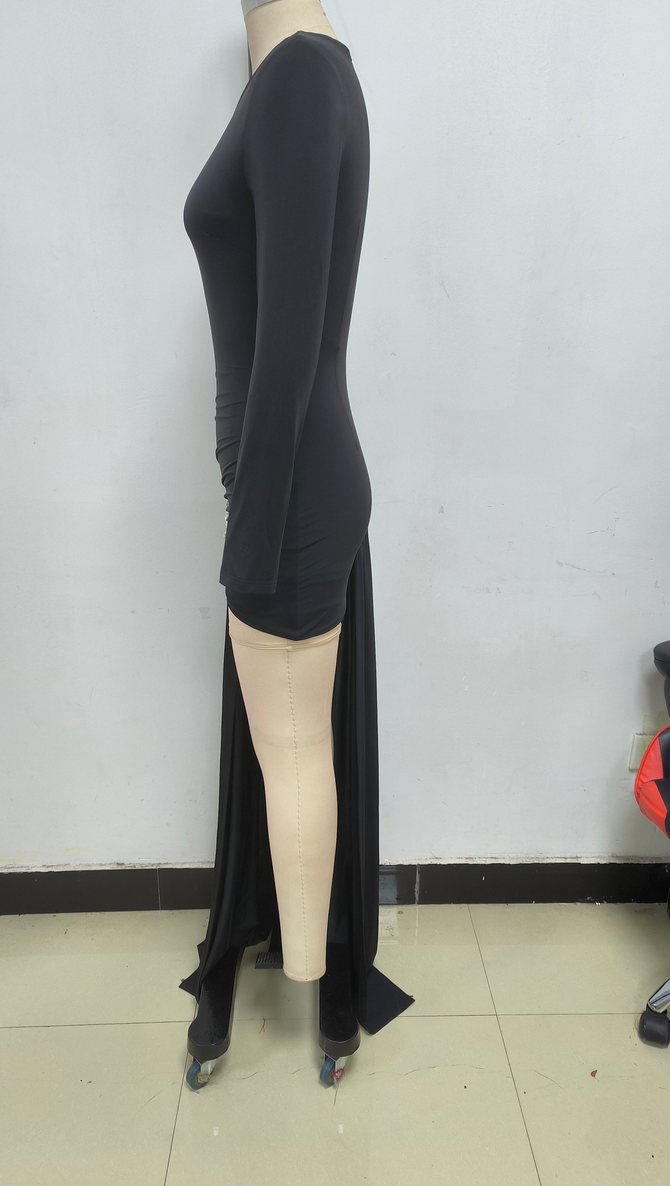 Funkelndes, figurbetontes Party-Minikleid mit Rundhalsausschnitt und drapiertem Bandage-Ausschnitt und Kristallen