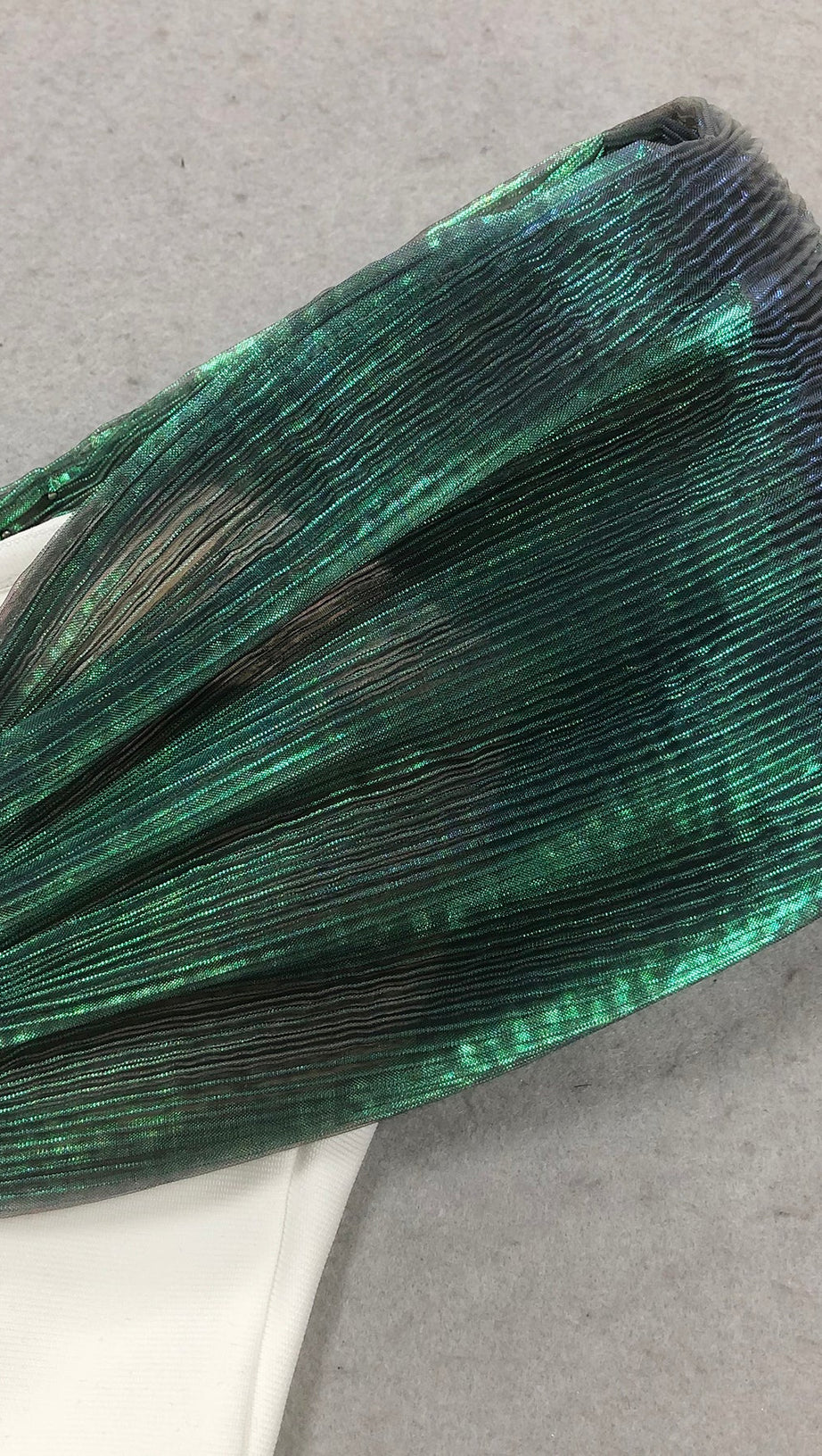 Schulterfreies, figurbetontes Maxikleid mit Perlenverzierung in Grün