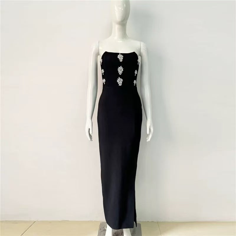 TRÄGERLOSES MAXIKLEID MIT KRISTALLDETAILS IN SCHWARZ