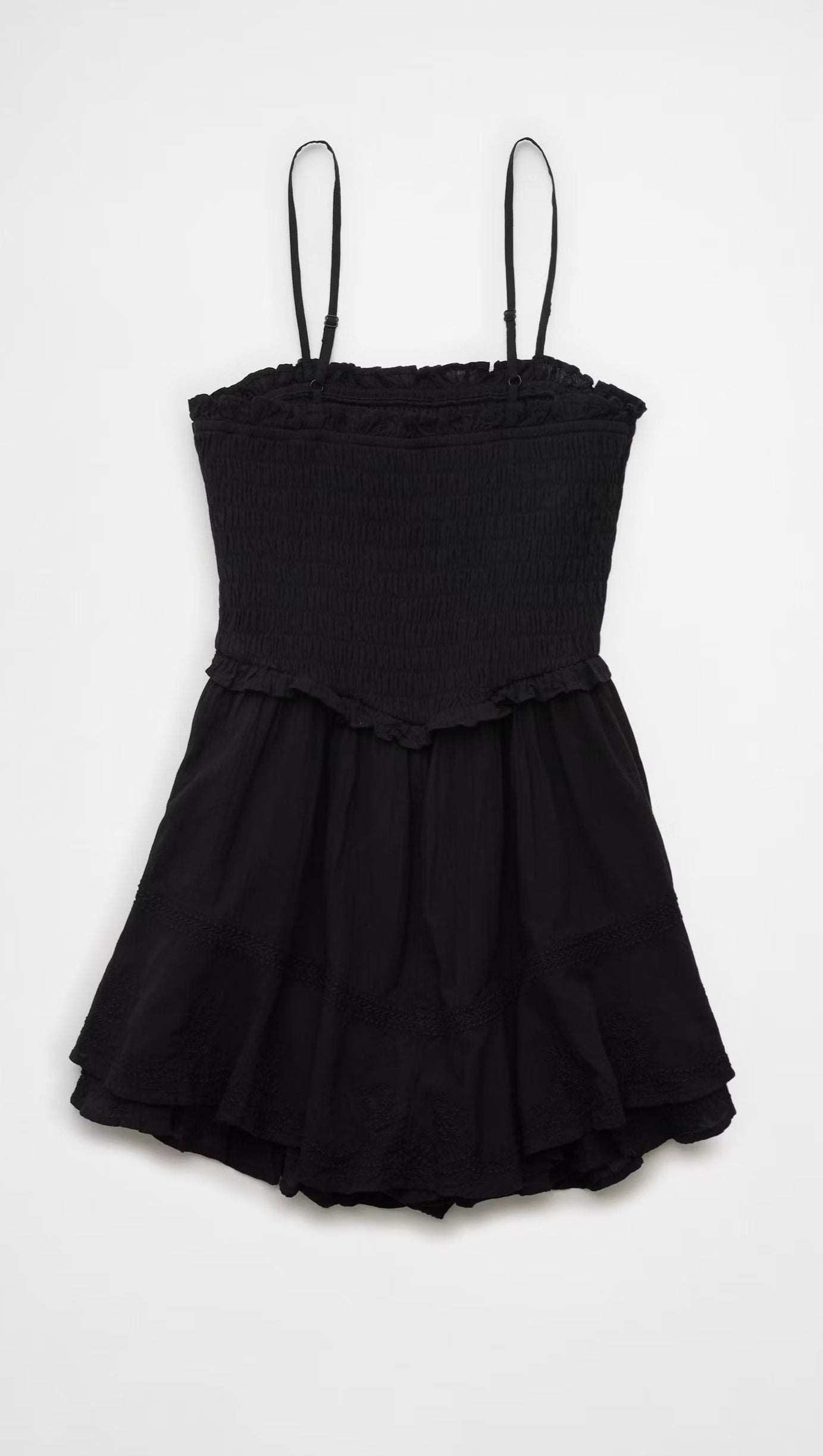 Minikleid mit Rüschen und Stufendesign in Schwarz