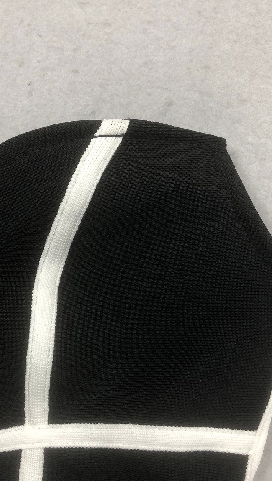 Trägerloses Maxikleid mit Blumenverzierung in Schwarz