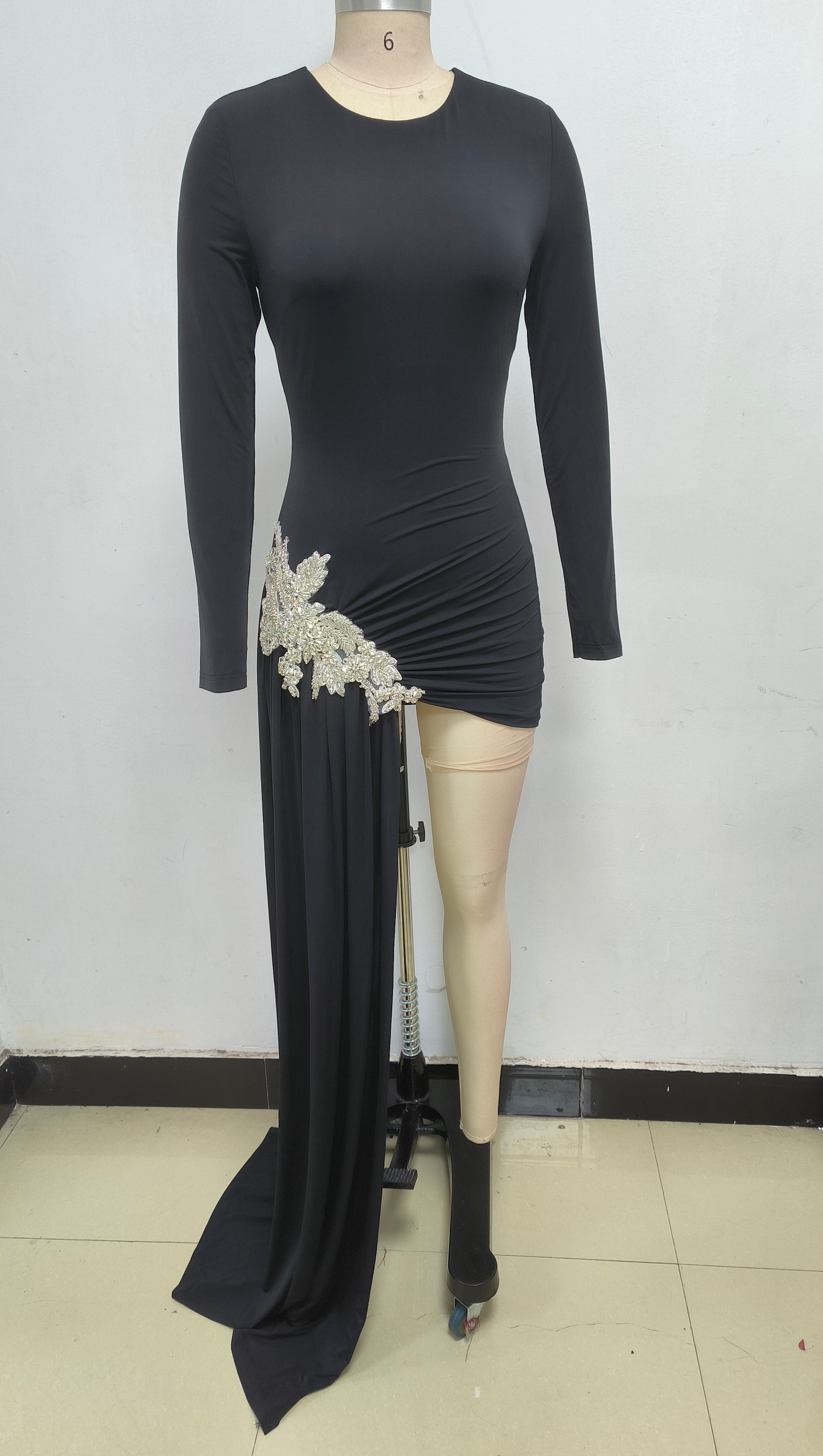 Funkelndes, figurbetontes Party-Minikleid mit Rundhalsausschnitt und drapiertem Bandage-Ausschnitt und Kristallen