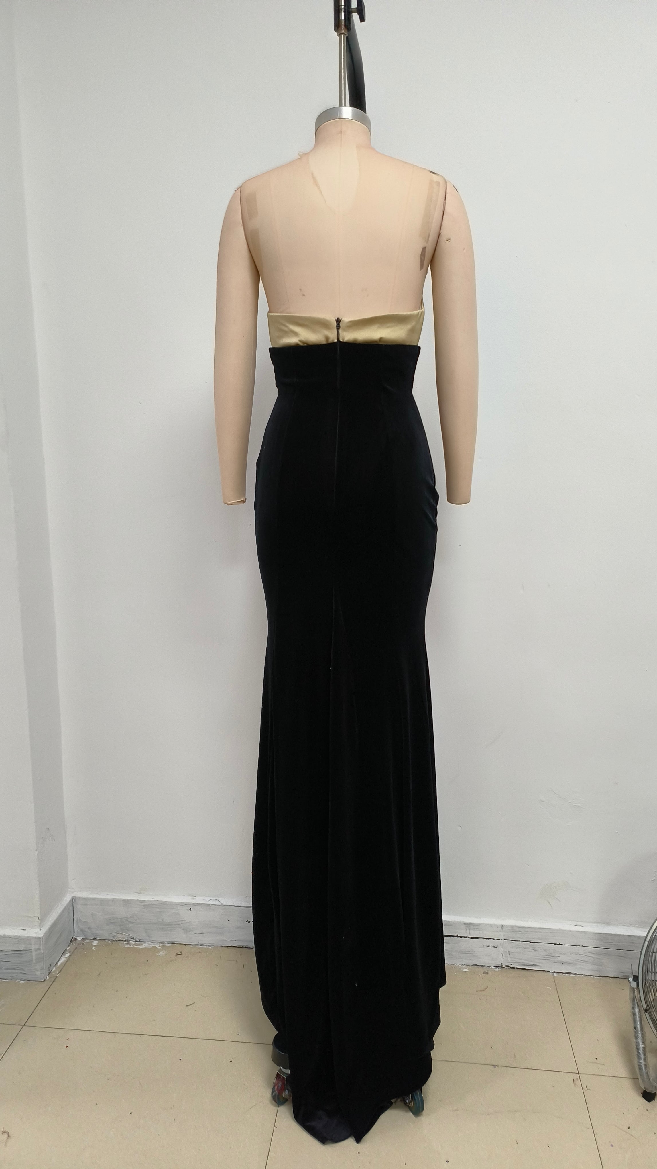 Trägerloses Meerjungfrau-Maxi-Samtkleid Schwarz Elfenbein