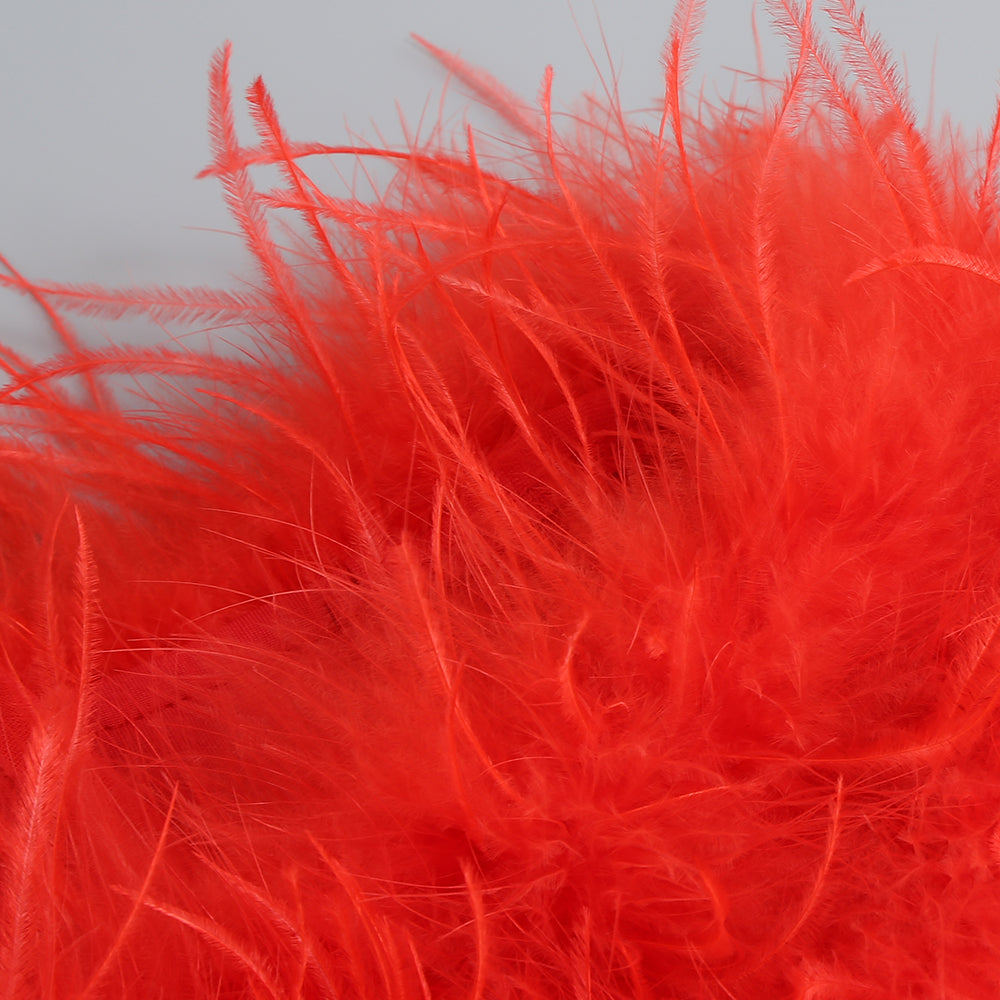 Rotes Kleid mit schulterfreiem Federeinsatz 
