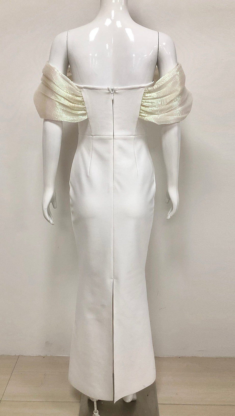 Schulterfreies, figurbetontes Maxikleid mit Perlenverzierung in Weiß