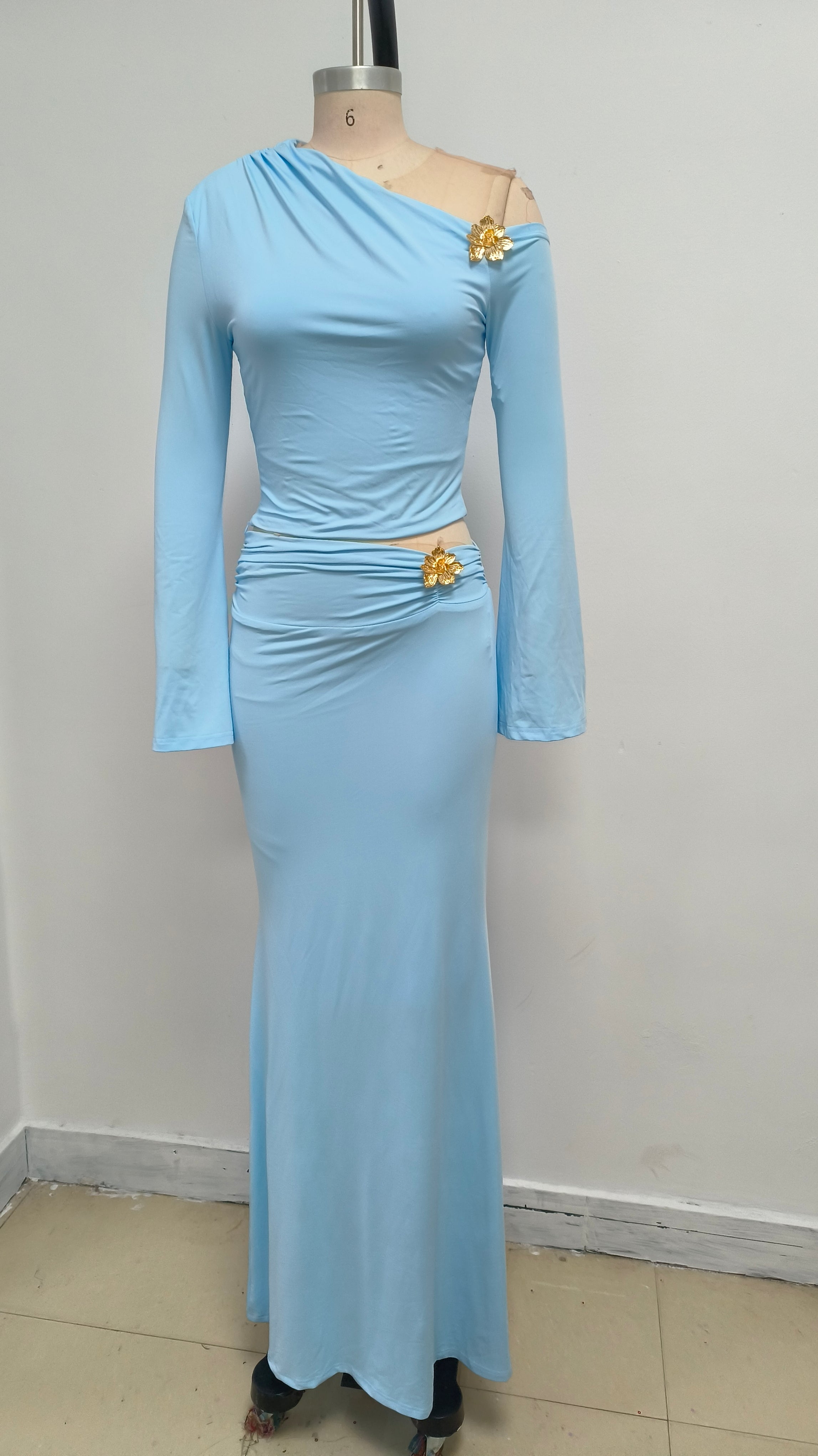 Blauer Anzug mit schrägem Kragen und hoher Taille und schmalem, langem Rock 