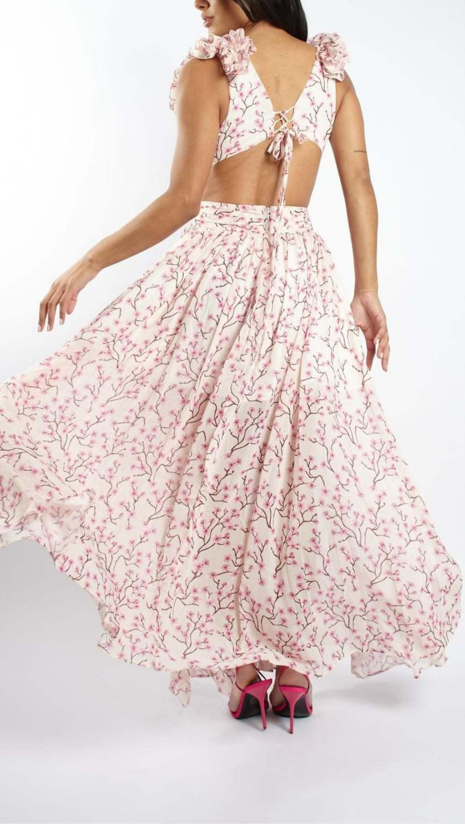 ABITO LUNGO CON RICAMI FLOREALI E VOLANT 