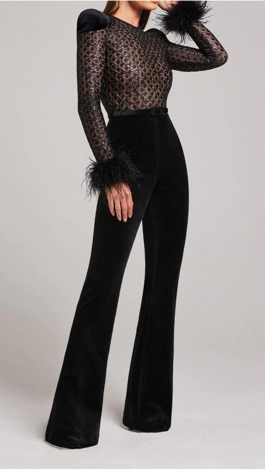 SCHWARZER JUMPSUIT MIT FEDERN UND PAILLETTEN 