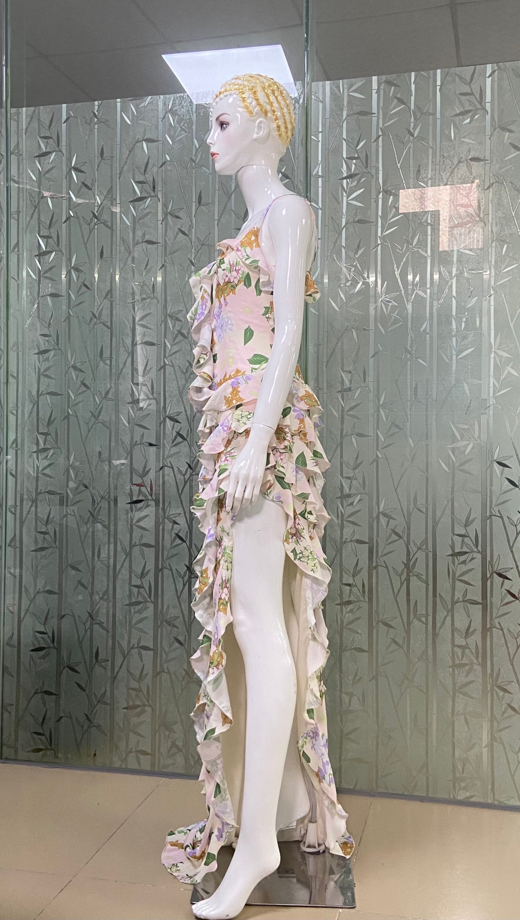 Asymmetrisches Maxikleid mit Rüschen und Blumenmuster in Beige