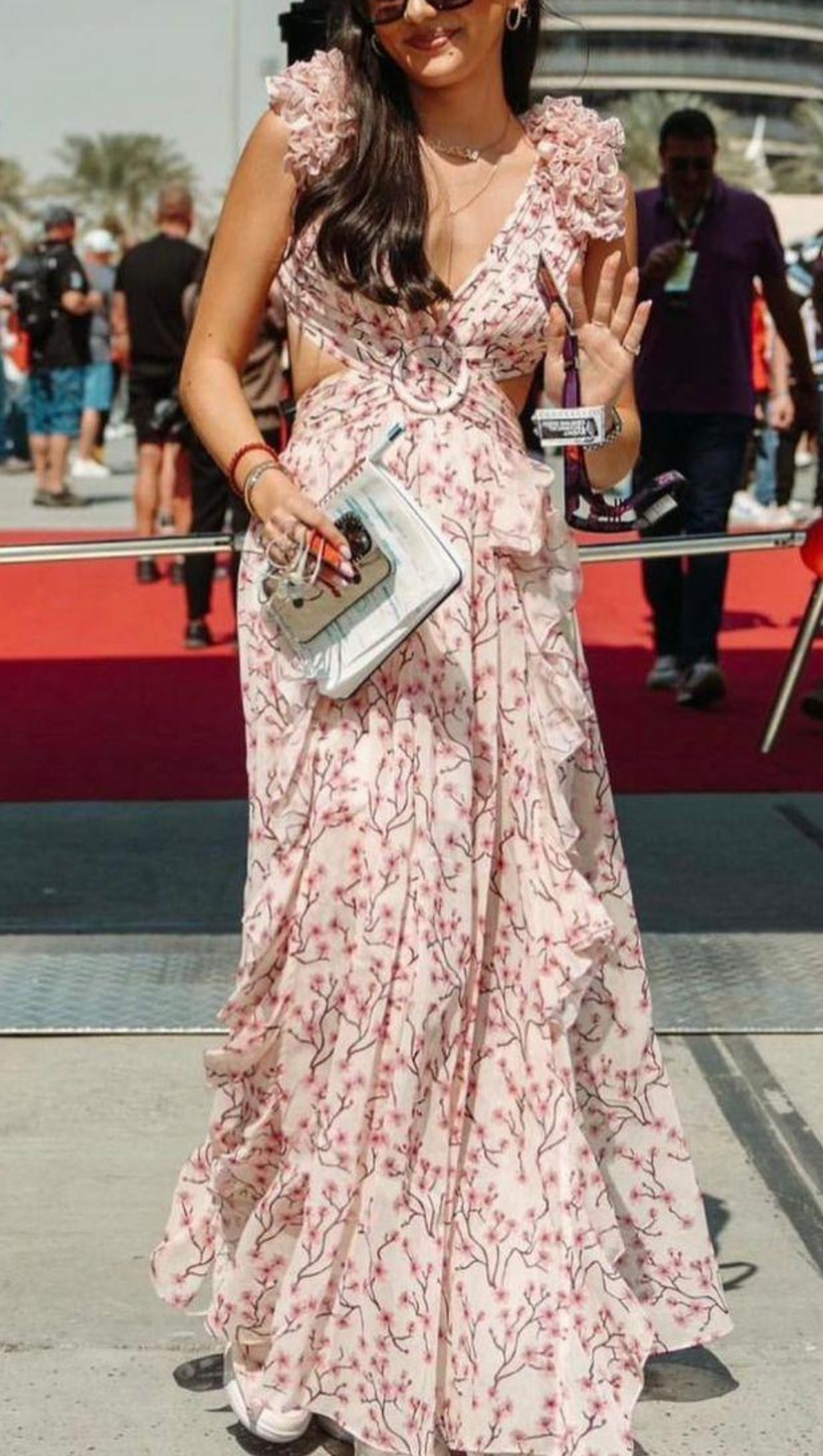 ABITO LUNGO CON RICAMI FLOREALI E VOLANT 