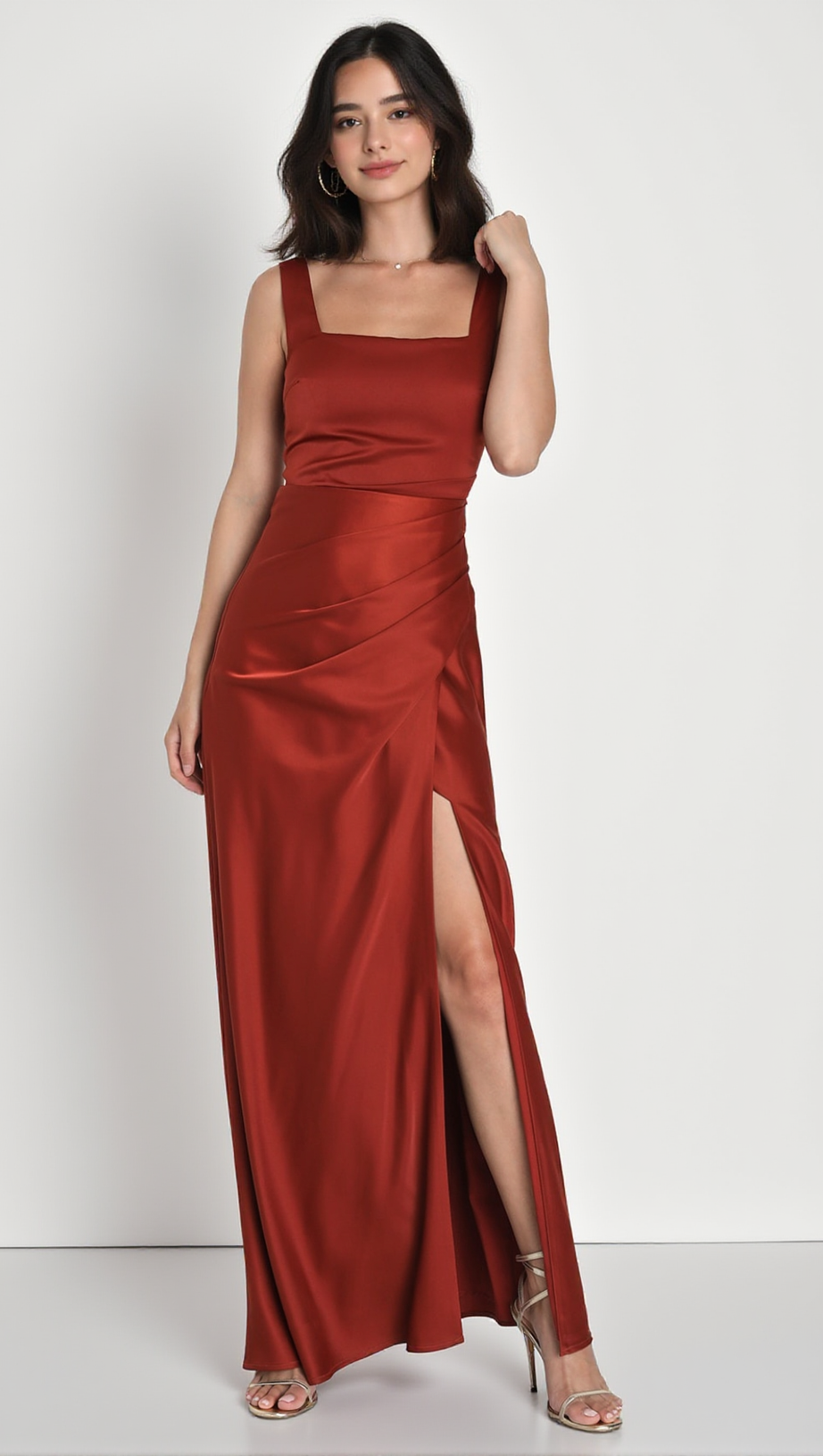 Red Carpet Romance – Rostoranges Maxikleid aus Satin mit eckigem Ausschnitt