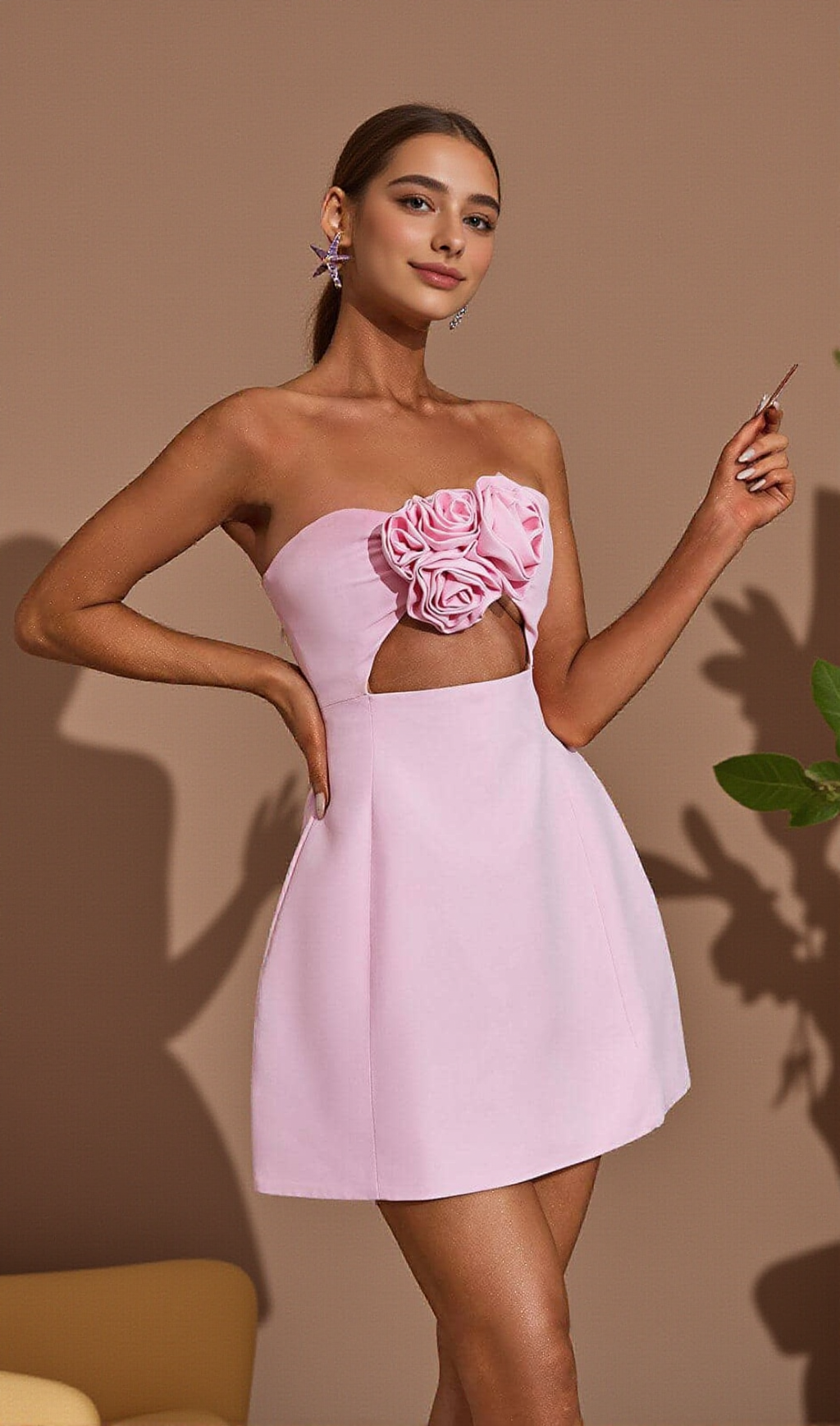 TRÄGERLOSES MINIKLEID MIT CUTOUTS