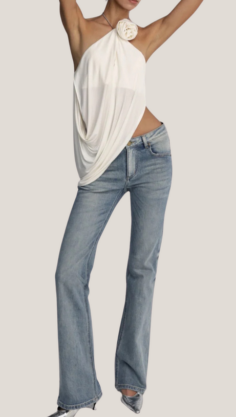 Neckholder-Top aus Satin mit Wasserfallausschnitt in Weiß