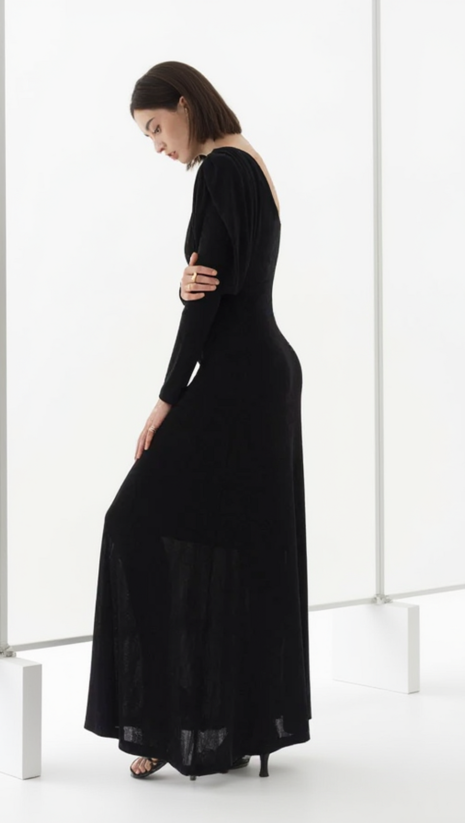 schwarzes, gerade geschnittenes Maxikleid aus Strickstoff mit U-Boot-Ausschnitt