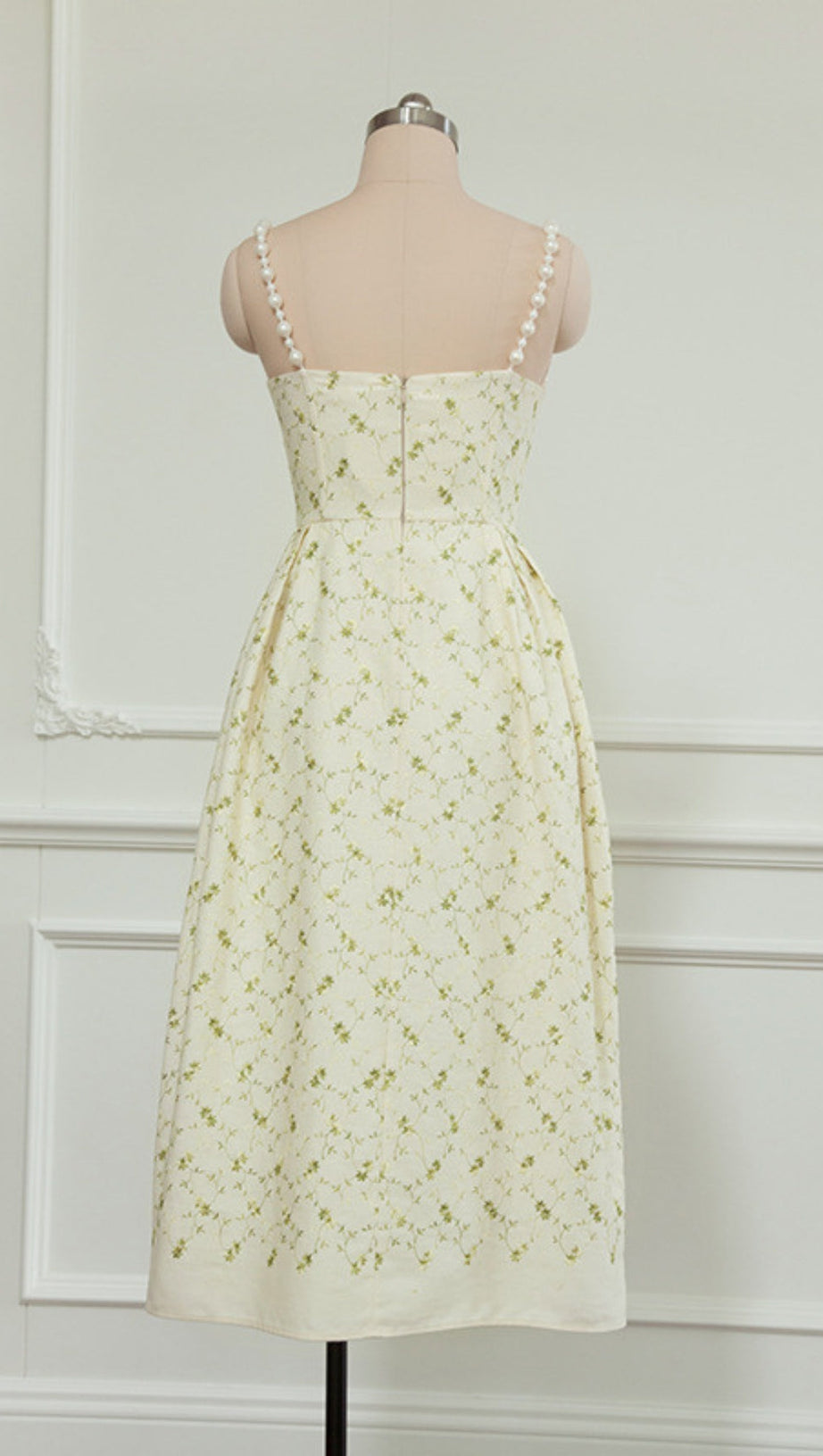 GRÜNES MIDIKLEID MIT PERLTRÄGERN UND DRUCK