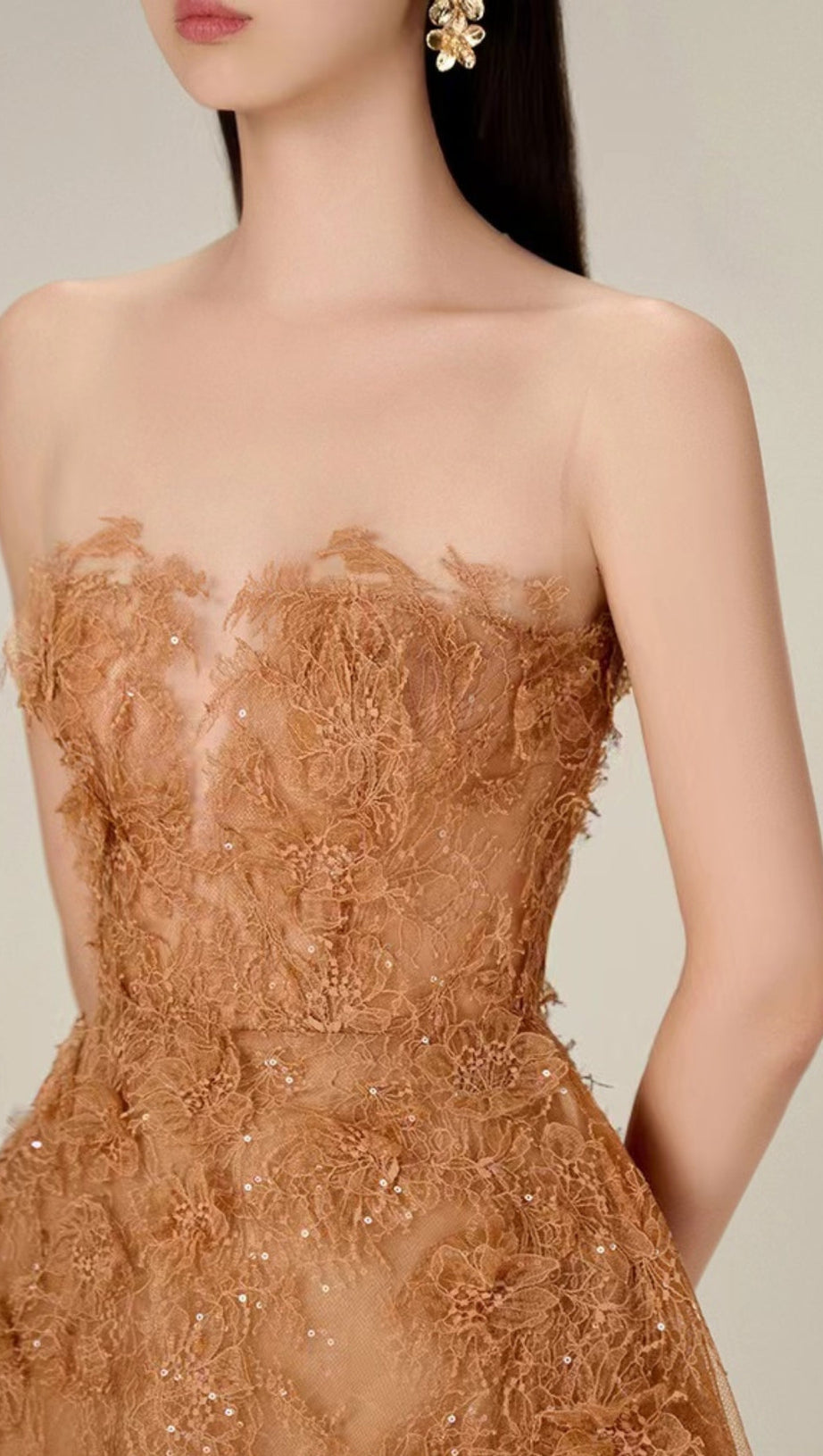 Karamellfarbenes Midikleid mit Blumenspitze und Stickerei