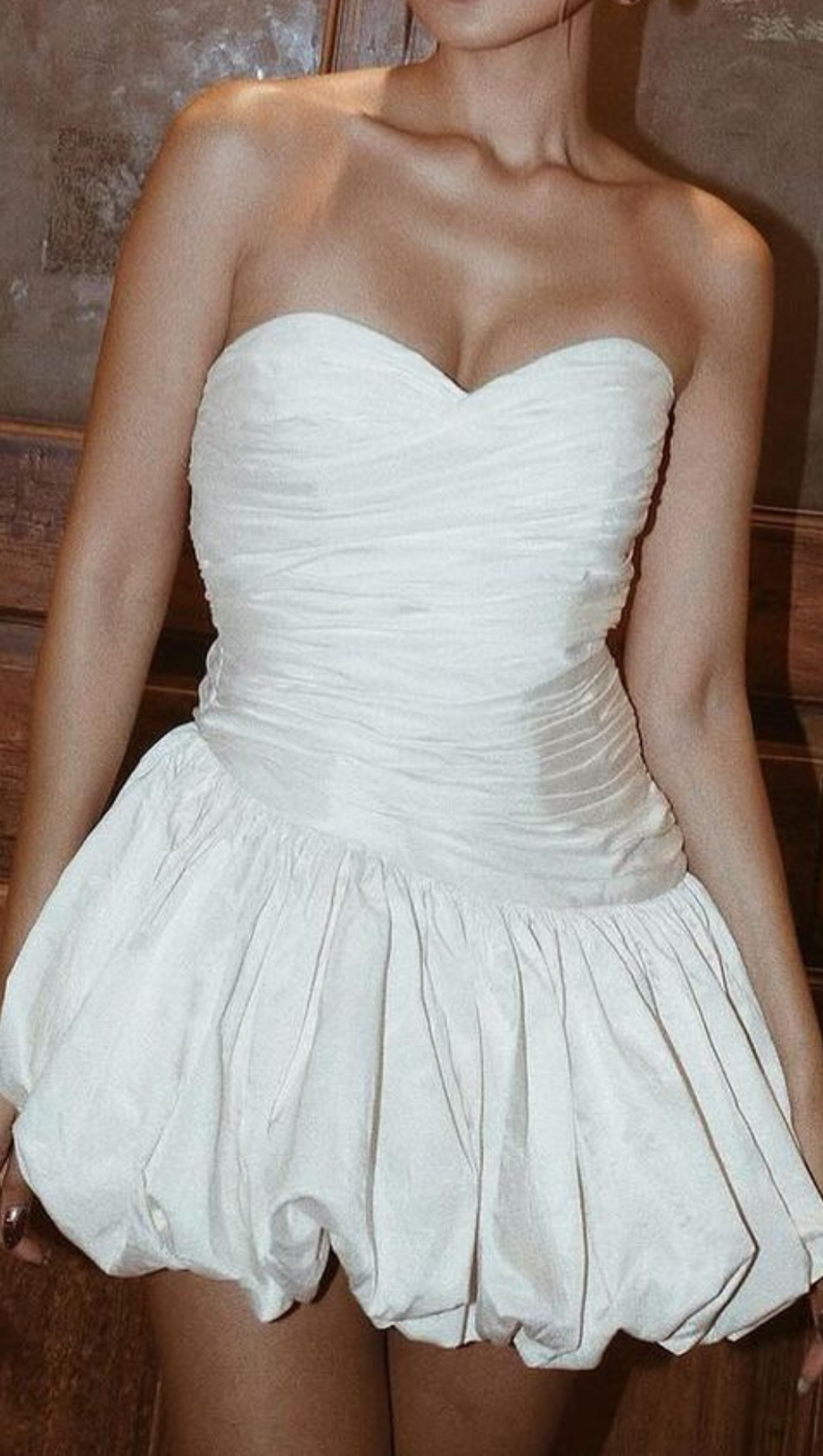 BALLOON DRAPED STRAPLESS MINI DRESS IN WHITE