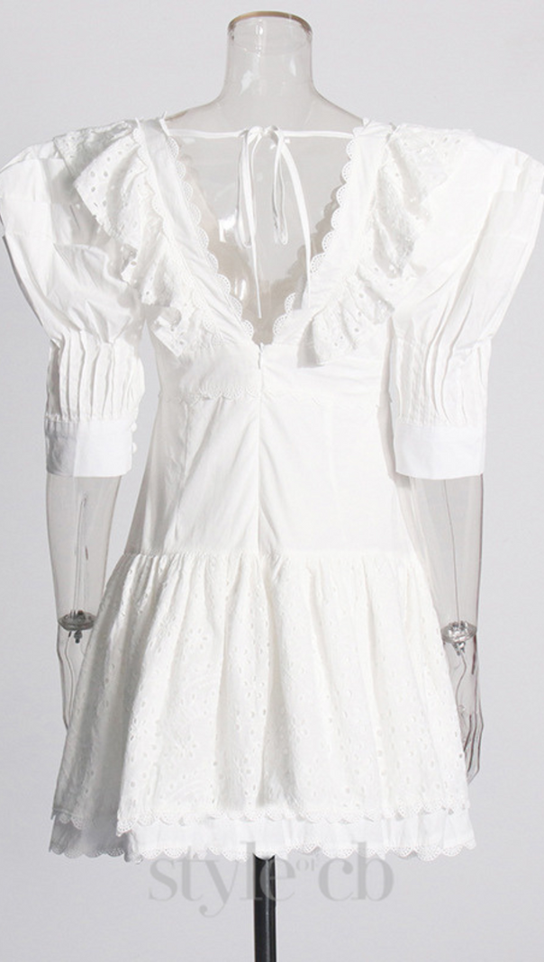 Weißes Minikleid mit V-Ausschnitt und Stickereien