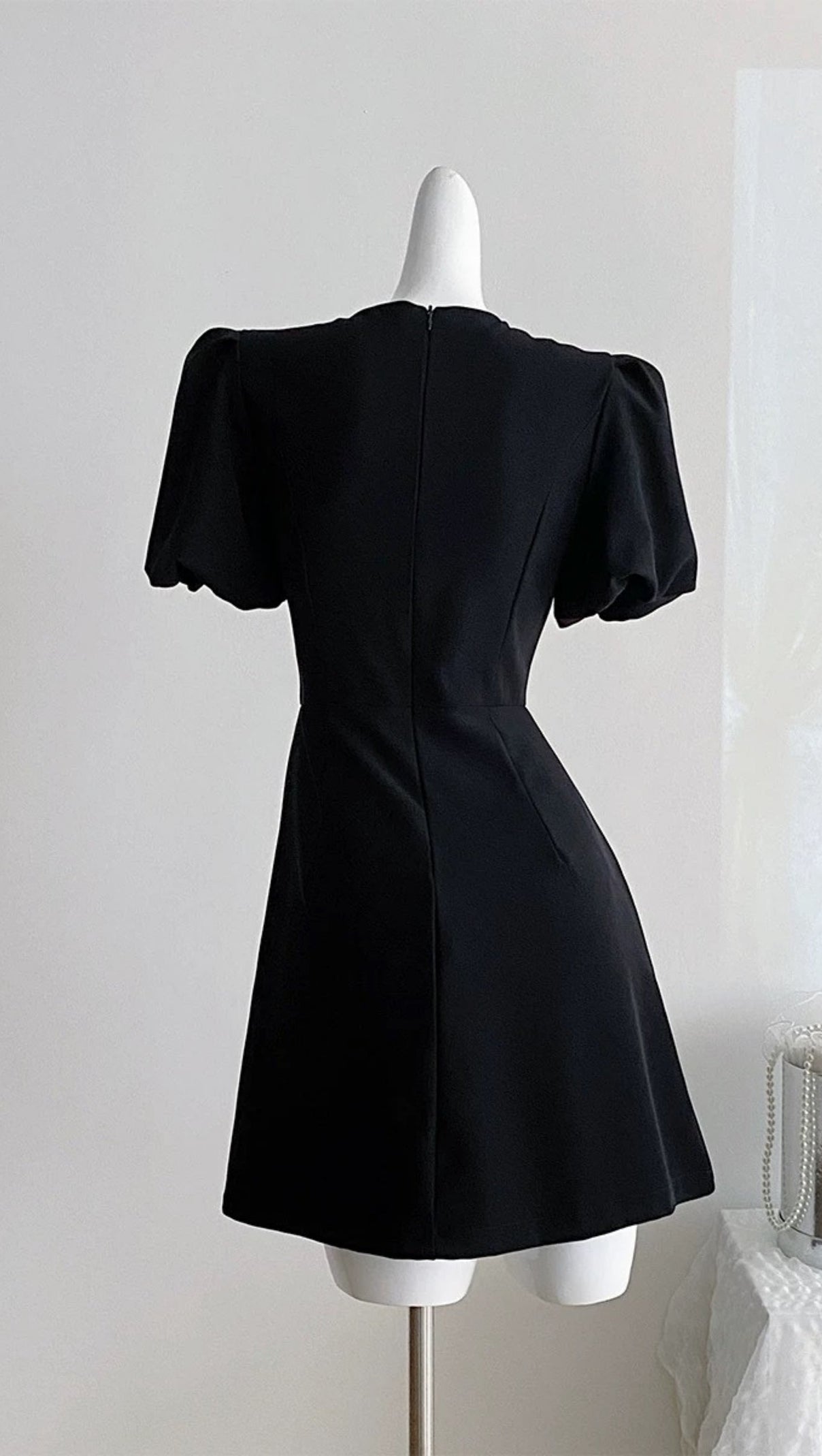 Vanessa – Schwarzes Minikleid mit Puffärmeln und Schleife