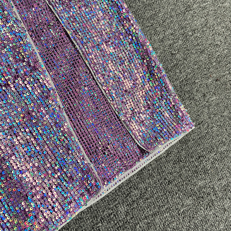 MIDIKLEID MIT PAILLETTEN UND AUSSCHNITT