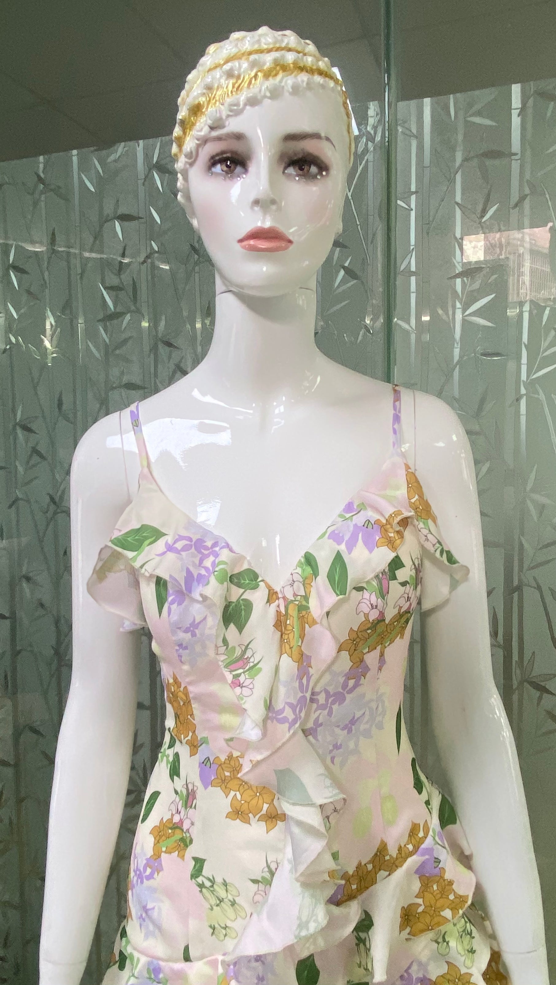 Asymmetrisches Maxikleid mit Rüschen und Blumenmuster in Beige