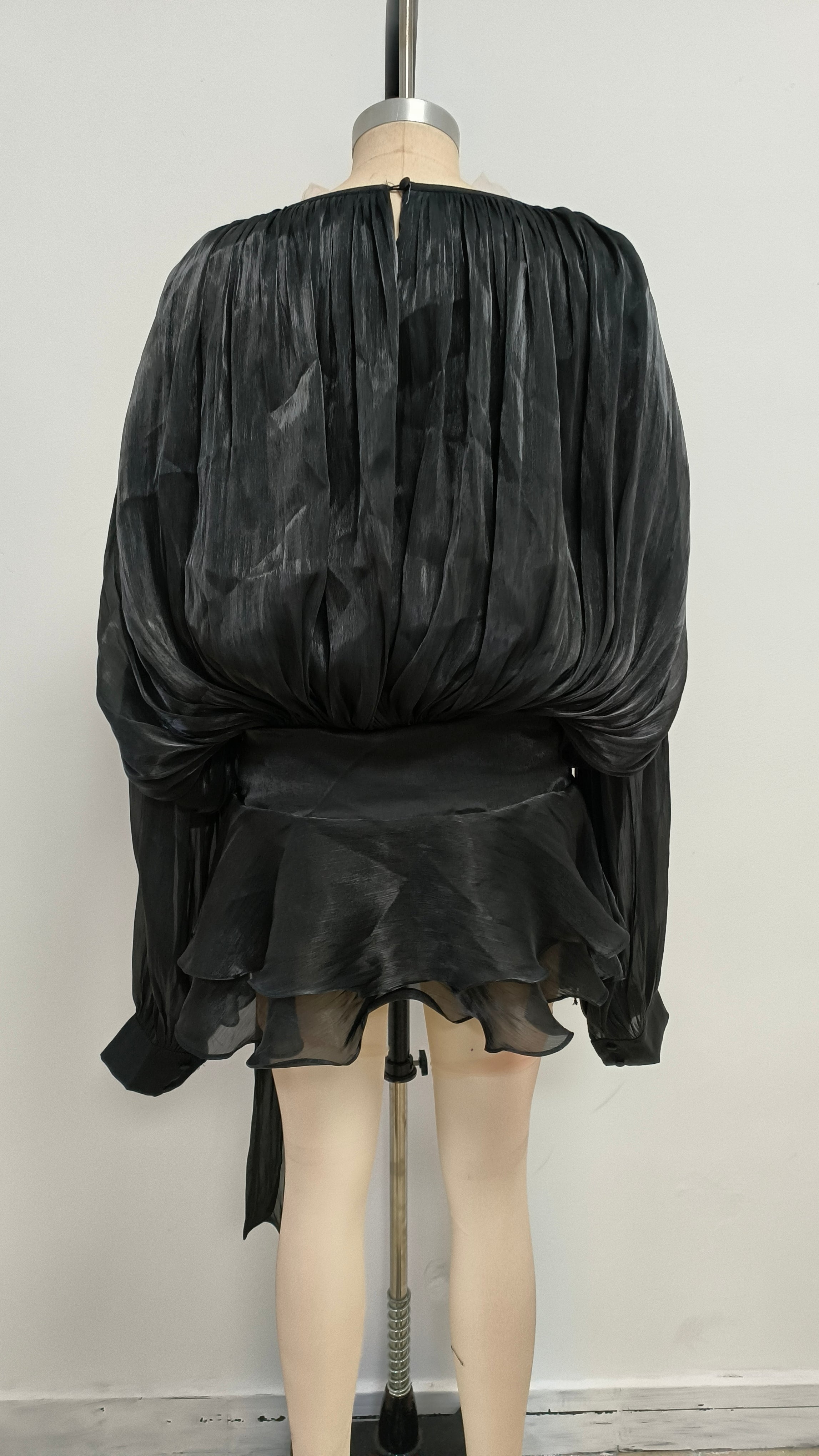 Schwarzes langärmliges Minikleid mit Schleife 