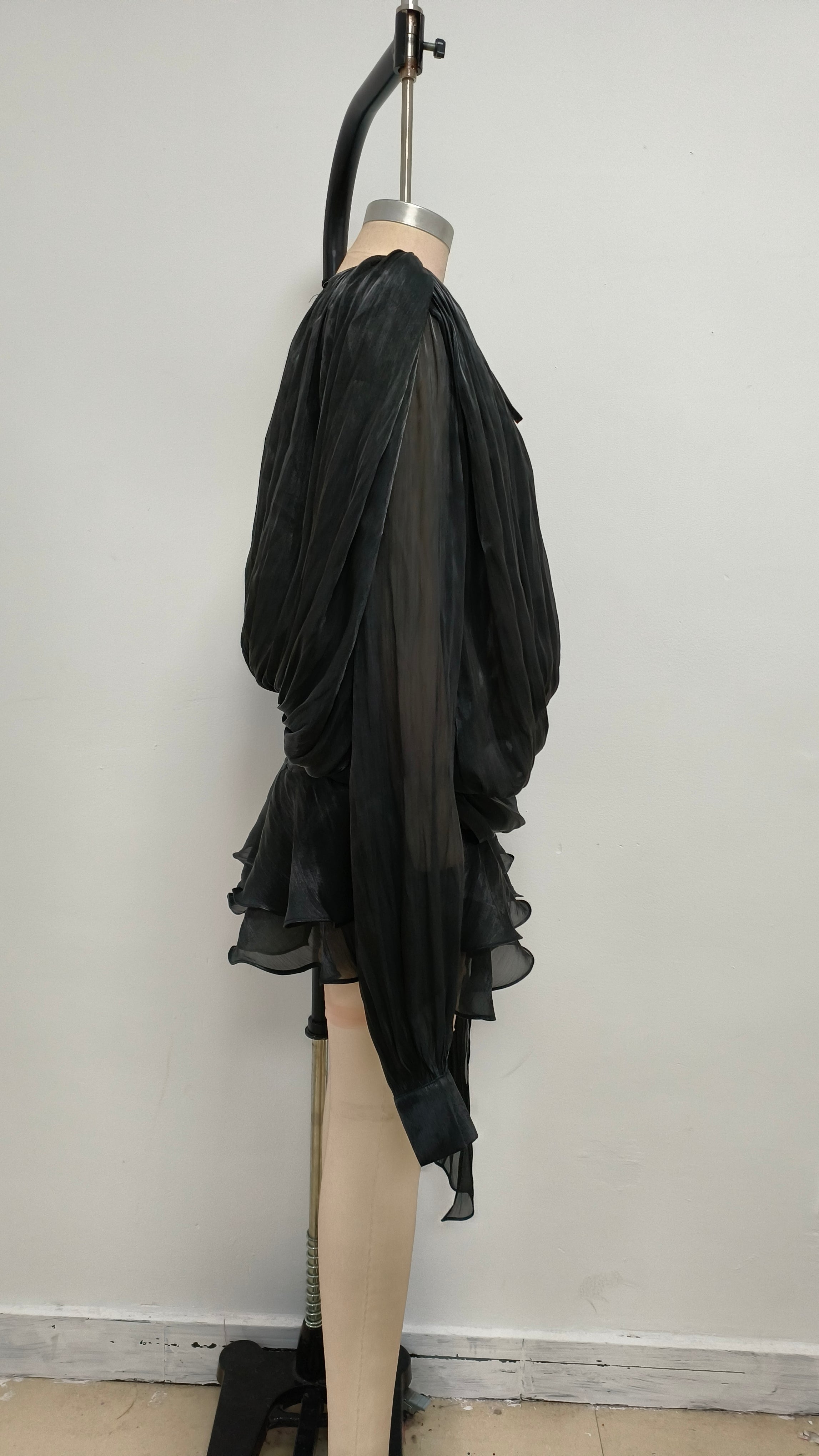 Schwarzes langärmliges Minikleid mit Schleife 