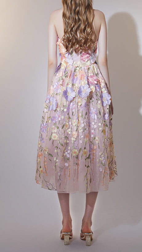 Anna – Midikleid mit Blumenstickerei in Pastellrosa