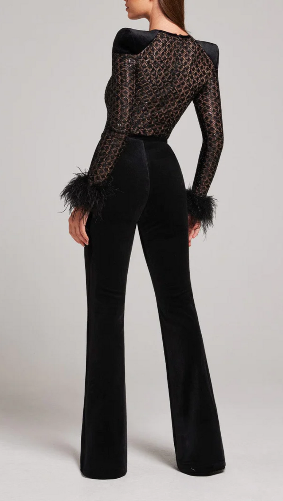 SCHWARZER JUMPSUIT MIT FEDERN UND PAILLETTEN 