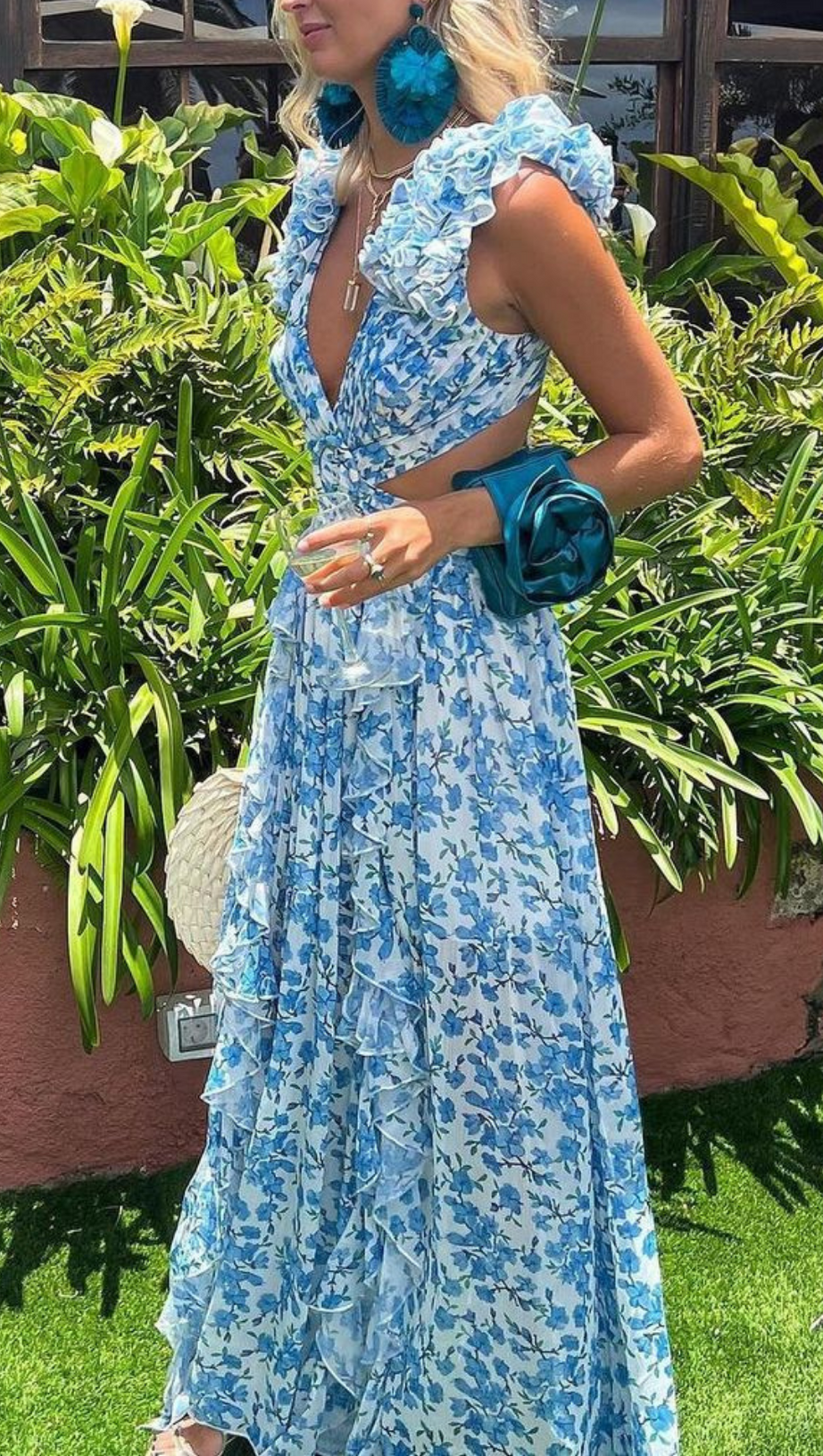 ABITO LUNGO CON RICAMI FLOREALI E VOLANT IN BLU 